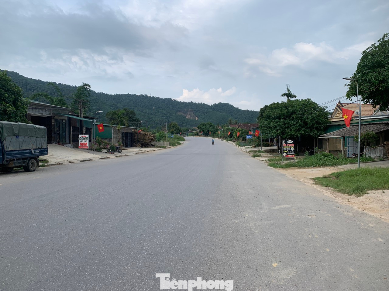 Đoạn quốc lộ 8A thi công làm hư hỏng nhà dân.