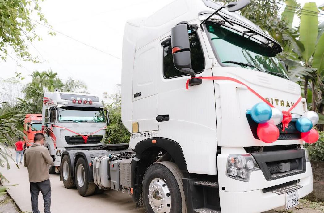 Các tài xế tự trang trí xe đầu kéo. Các tài xế tự trang trí xe đầu kéo.