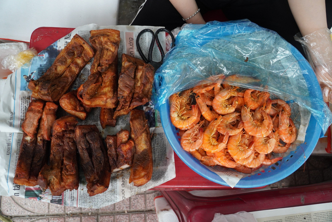 Theo người bán, mâm tam sên gồm 3 con tôm càng, một miếng thịt heo và 3 quả trứng luộc. Theo người bán, mâm tam sên gồm 3 con tôm càng, một miếng thịt heo và 3 quả trứng luộc.