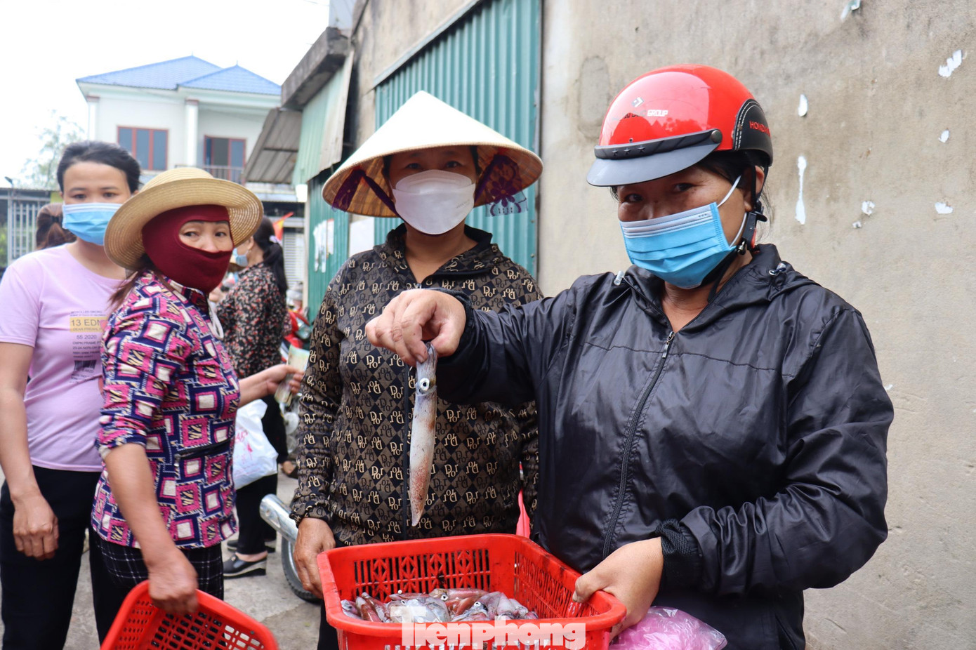 Những rổ mực được người dân mang ra chợ bán sau khi đánh bắt từ biển về.