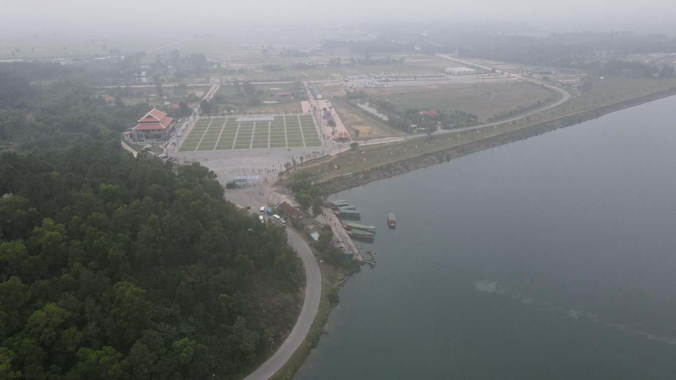 Chùa Hương Tích tọa lạc trên đỉnh núi Hồng Lĩnh thuộc xã Thiên Lộc (huyện Can Lộc, tỉnh Hà Tĩnh). Ngôi chùa nổi tiếng khắp xa gần không chỉ ở các điển tích, sự linh thiêng mà còn là danh thắng được mệnh danh là “Hoan Châu đệ nhất danh lam”. Nơi đây, từ rất lâu đã trở thành điểm tâm linh, khu du lịch được nhiều người biết đến.