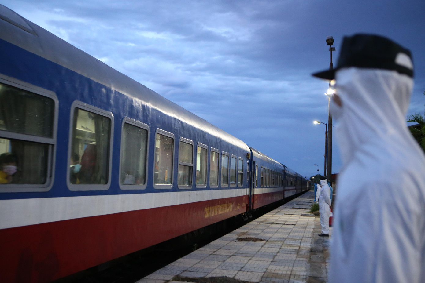 Hình ảnh đoàn tàu về lúc rạng sáng tại Hà Tĩnh. Hình ảnh đoàn tàu về lúc rạng sáng tại Hà Tĩnh.