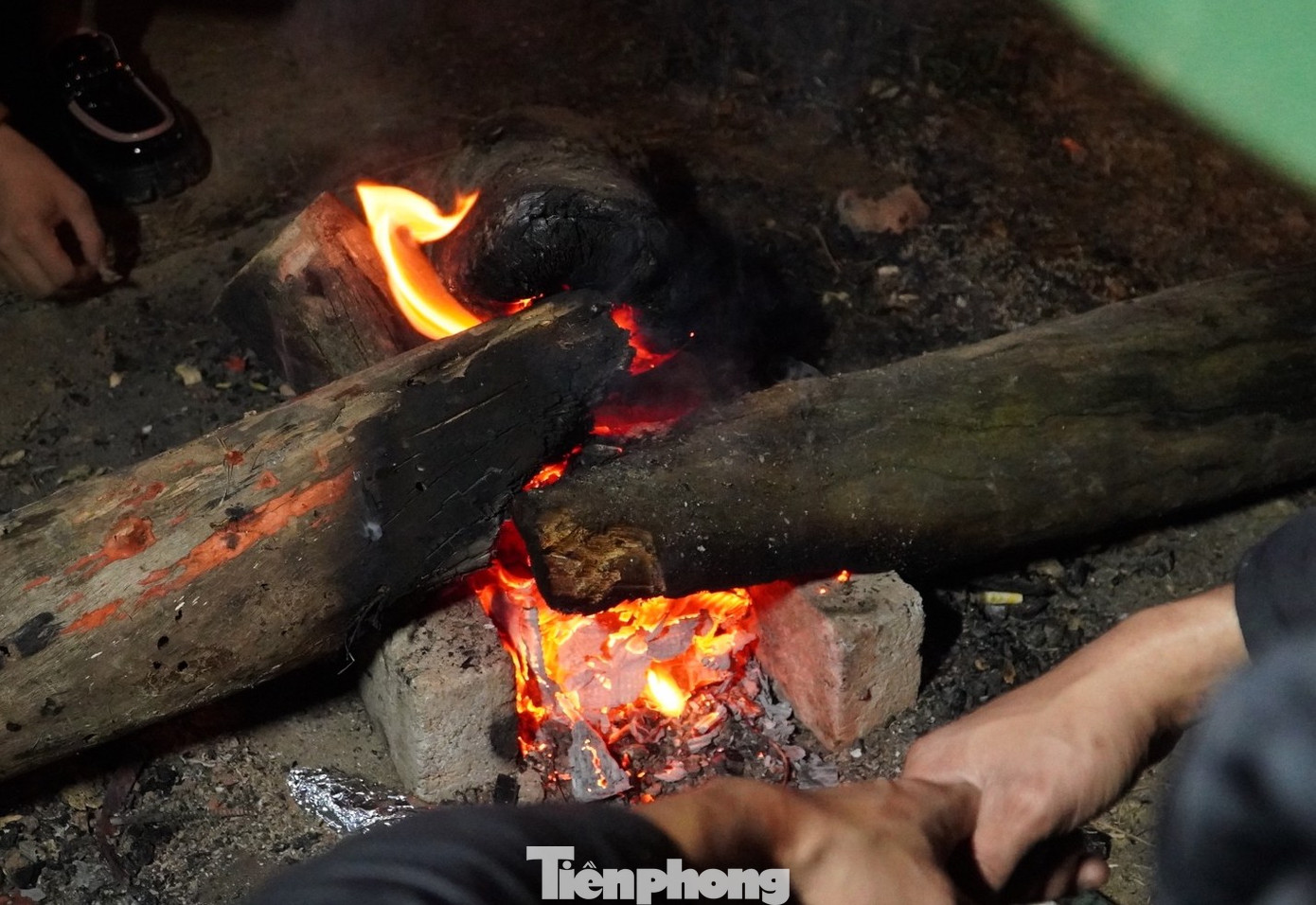 Người dân đốt lửa sưởi ấm trong đêm. Người dân đốt lửa sưởi ấm trong đêm.