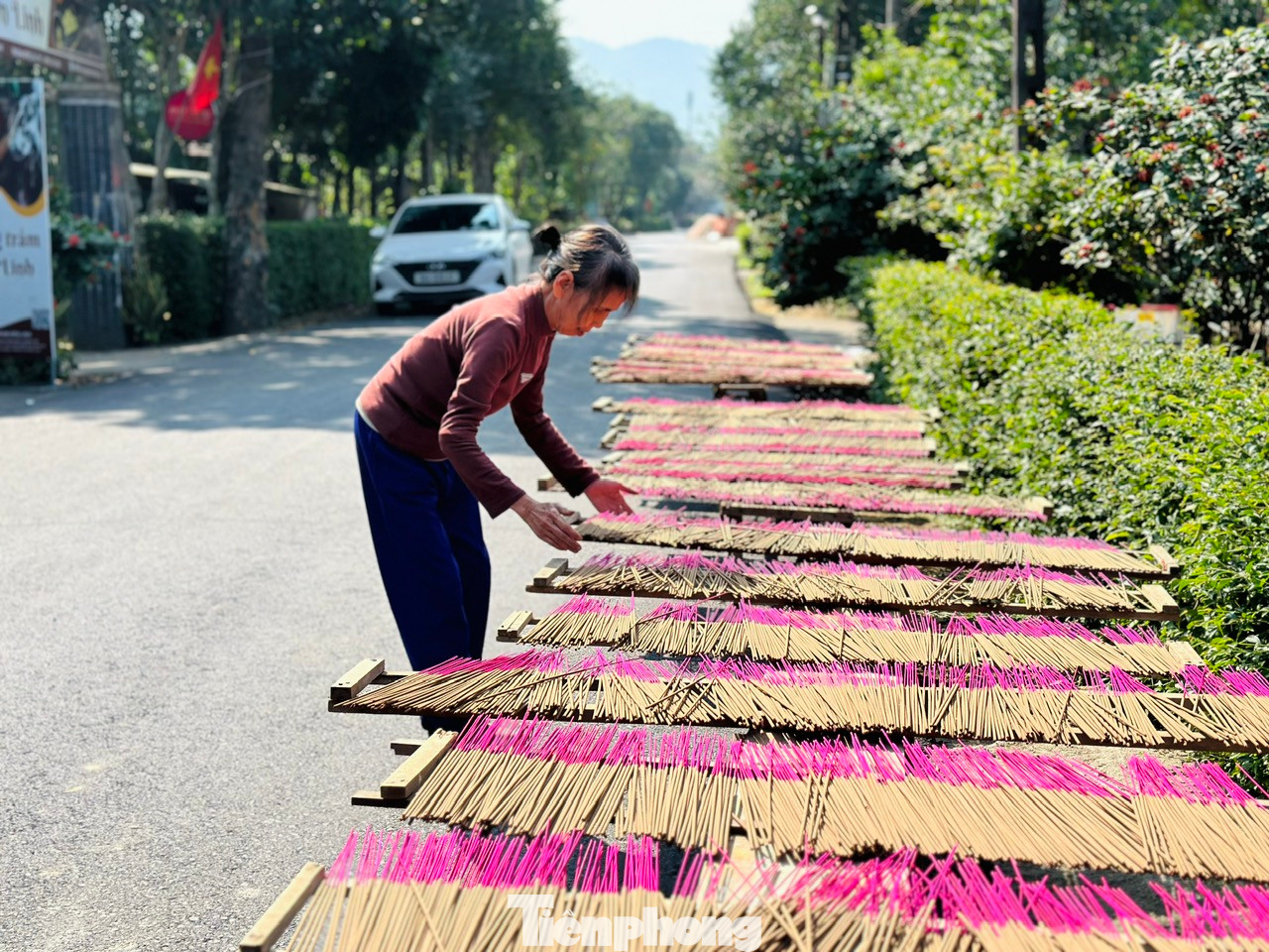 Người dân làm trầm hương tận dụng đường làng để phơi khô.