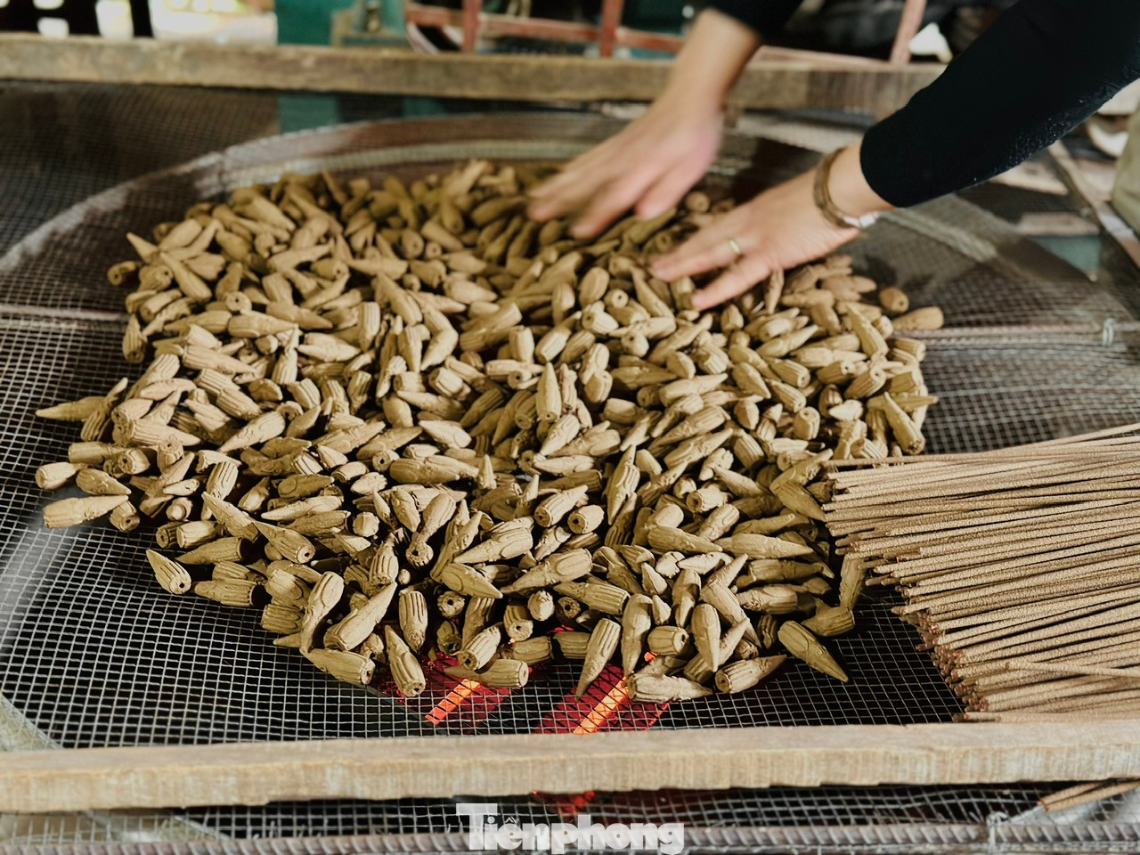 Hương trầm, hương nụ và các sản phẩm mỹ nghệ từ trầm để phục vụ nhu cầu khách hàng.