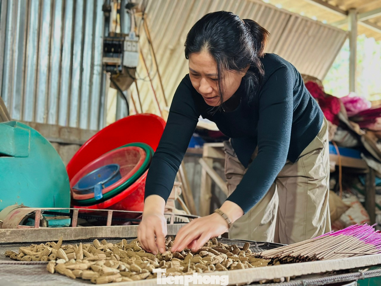 Chị Trương Thị Hiền đang làm trầm nụ và xoi trầm.