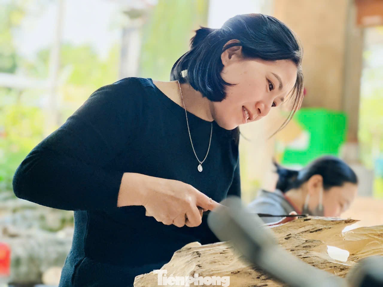 Chị Trương Thị Hiền đang làm trầm nụ và xoi trầm.