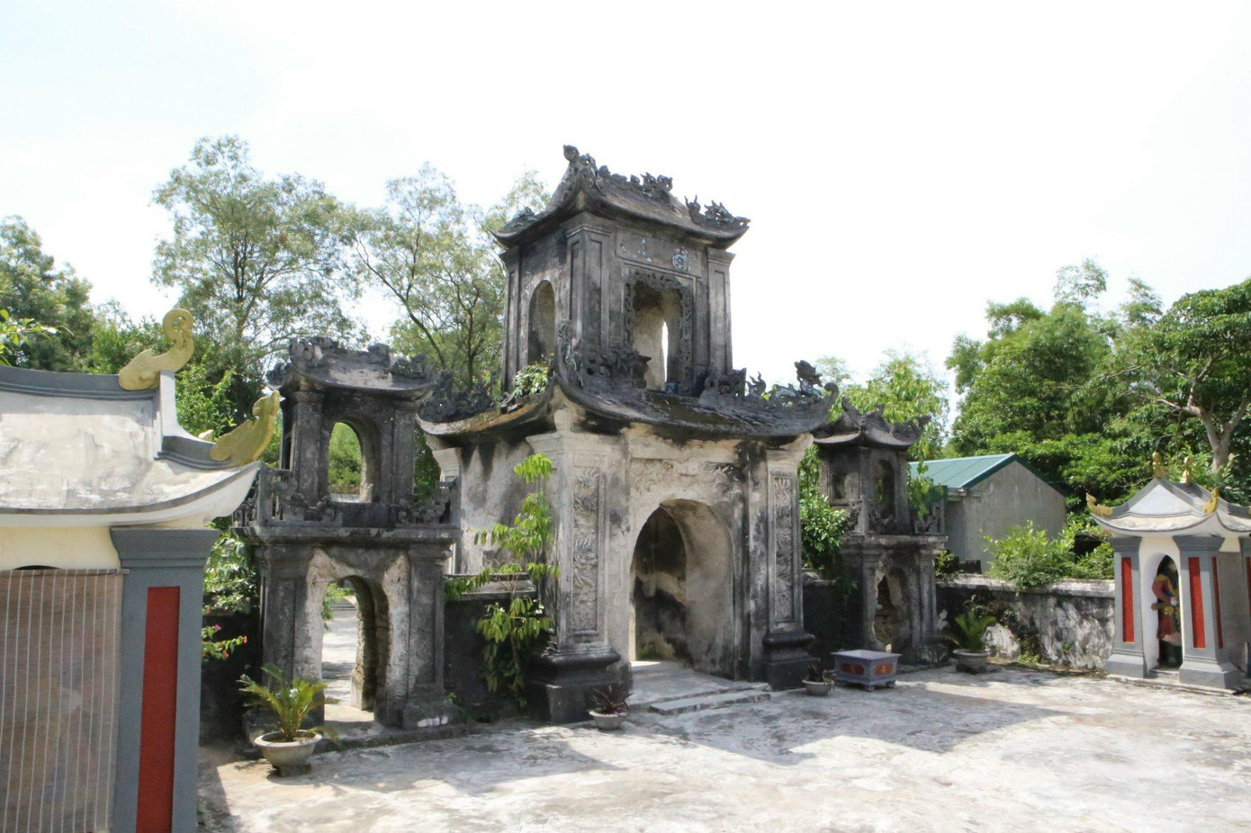 Đền được xây dựng kiến trúc cổng tam quan, nhiều hoạ tiết đã bị bào mòn.