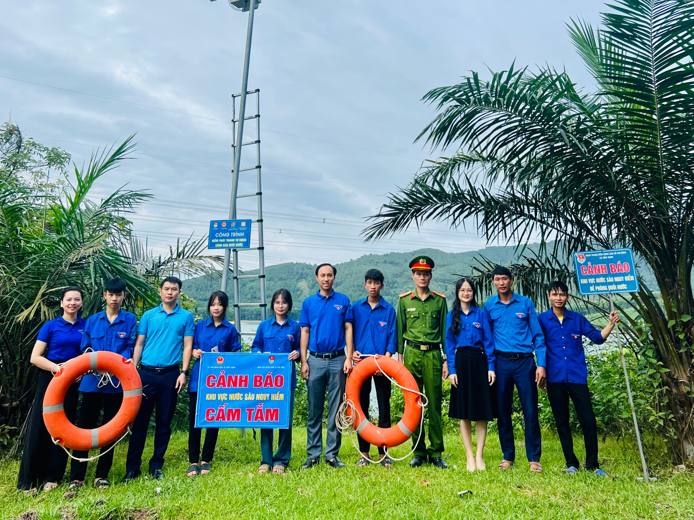 Nhiều khu vực hồ đập nguy hiểm đã được đoàn thanh niên ở Hà Tĩnh cắm biển cảnh báo.