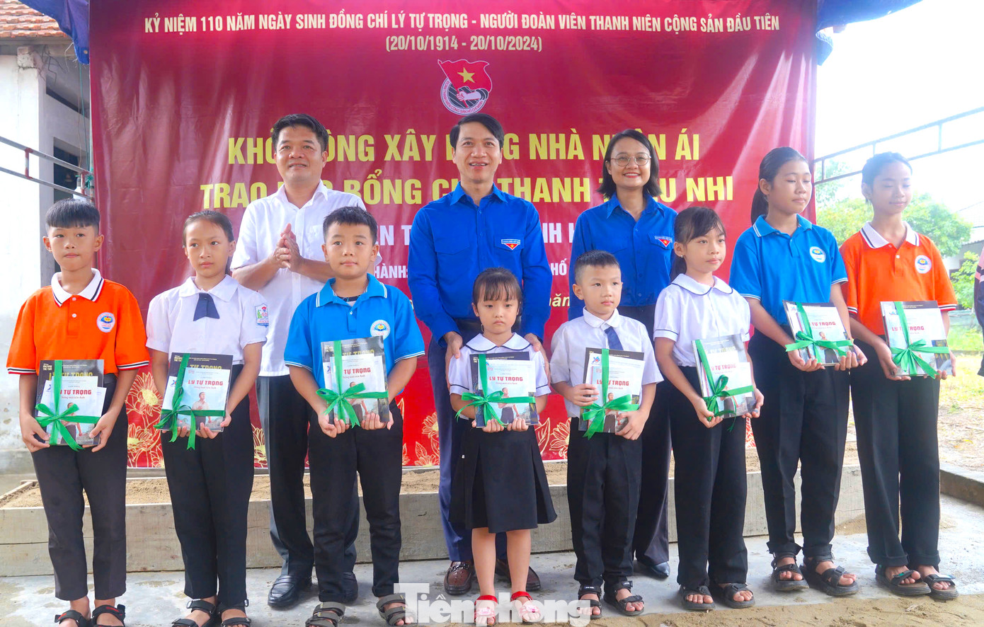 Ngoài hỗ trợ nhà nhân ái, tại xã Thạch Sơn, Đoàn cũng trao tặng 10 suất học bổng cho học sinh nghèo có hoàn cảnh khó khăn. Trong ảnh, anh Nguyễn Ngọc Lương - Bí thư Thường trực Ban Chấp hành T.Ư Đoàn trao tặng học bổng cho học sinh.