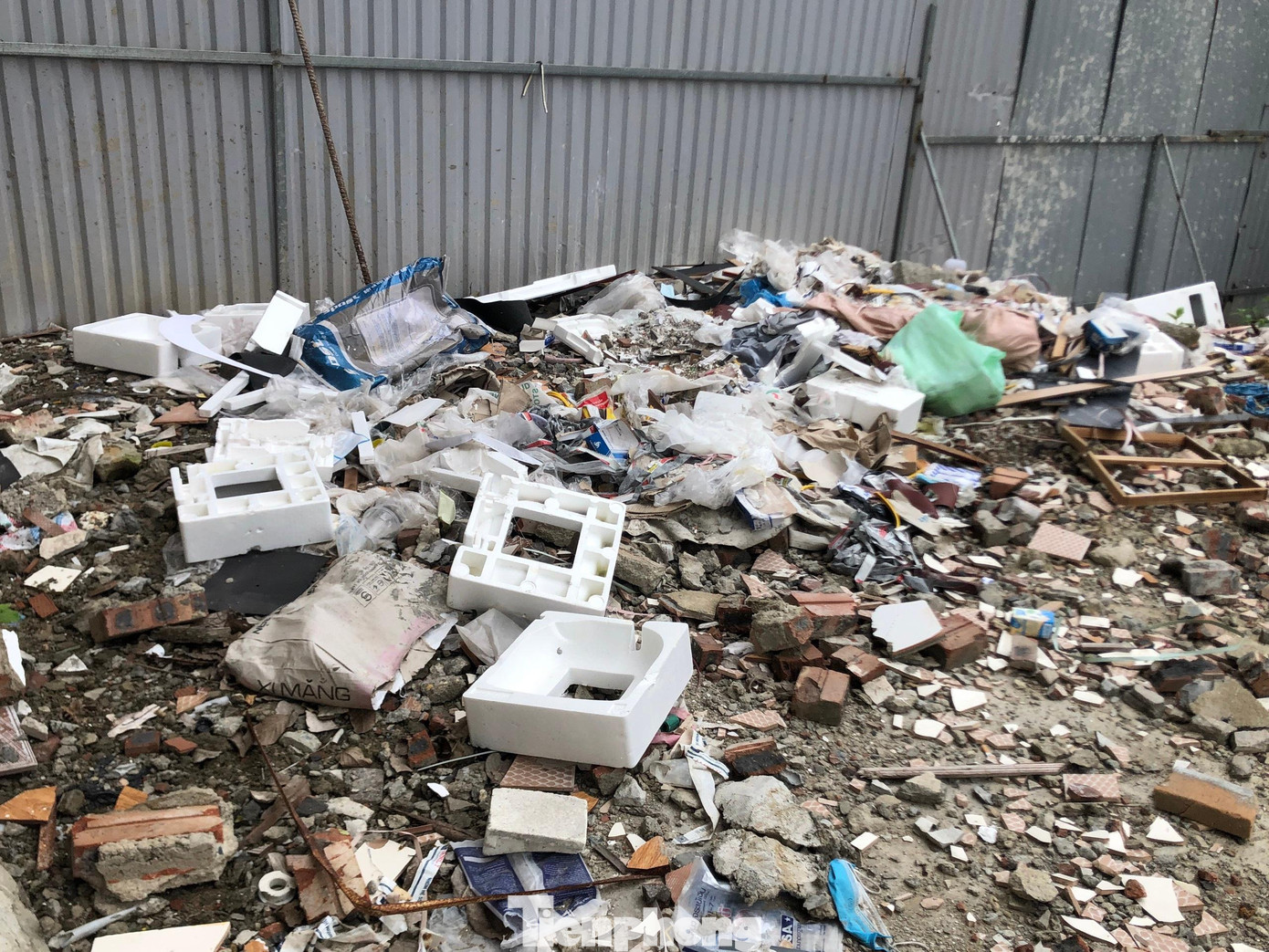 Đủ loại rác thải tại công trường sau khi dừng thi công chưa được dọn dẹp.