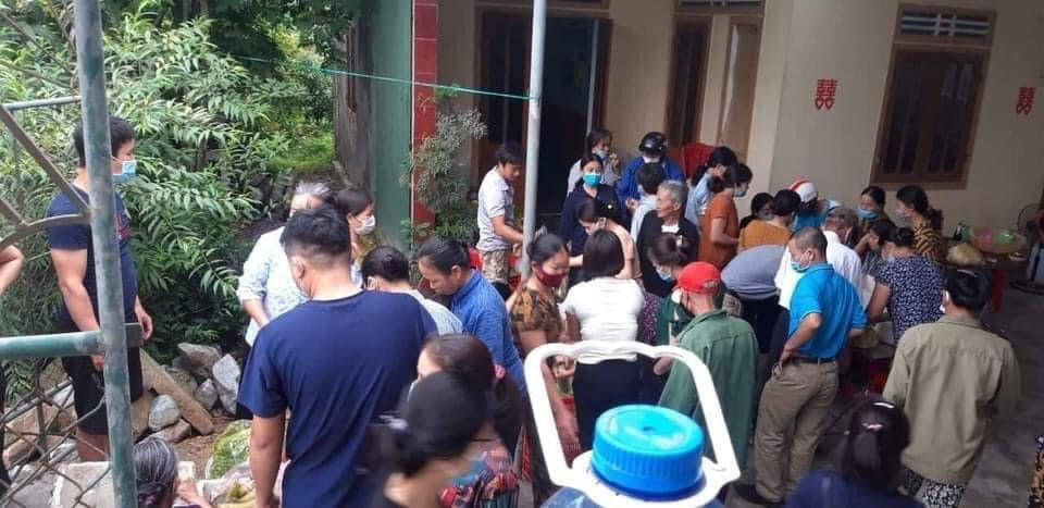 Chỉ trong 1h đồng hồ, toàn bộ số lương thực đã được người dân "giải cứu" hết.