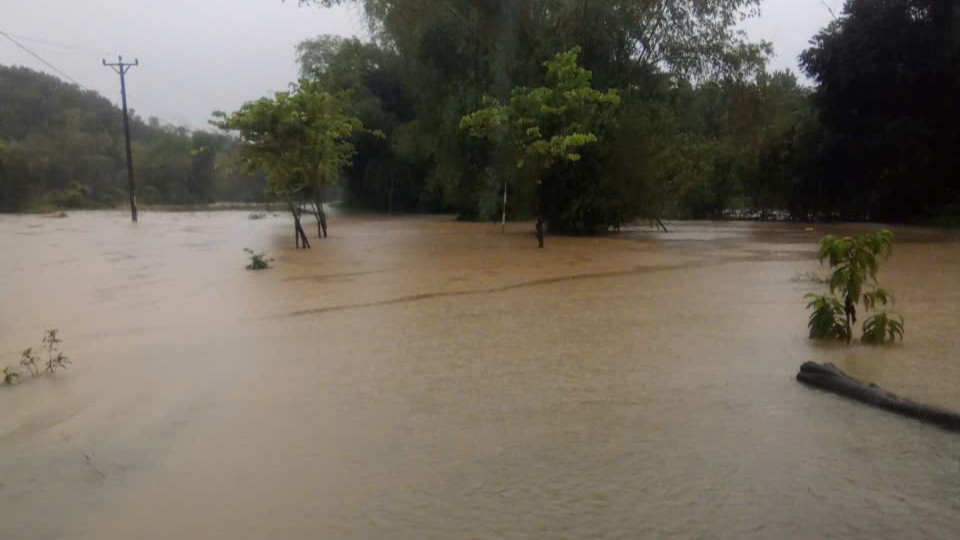 Tại huyện Vũ Quang mưa lớn, nước lũ dâng cao chia cắt nhiều tuyến đường dân sinh.