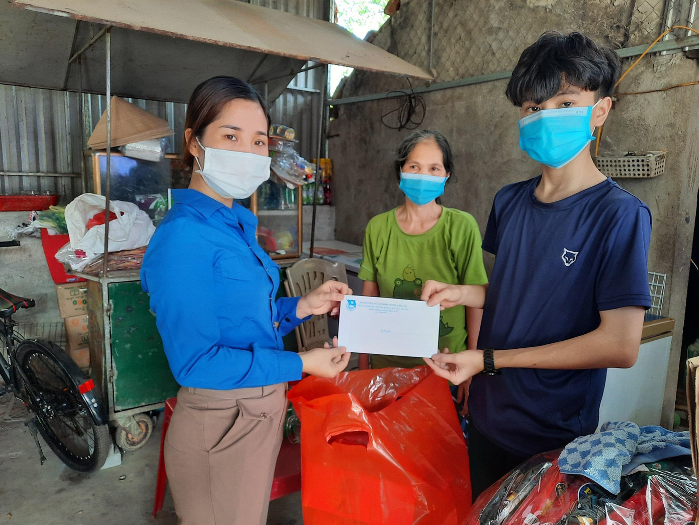 Các thanh niên tình nguyện huyện Can Lộc đến những gia đình các em học sinh có hoàn cảnh khó khăn để tặng qùa hỗ trợ trong dịp đầu năm học. Các thanh niên tình nguyện huyện Can Lộc đến những gia đình các em học sinh có hoàn cảnh khó khăn để tặng qùa hỗ trợ trong dịp đầu năm học.