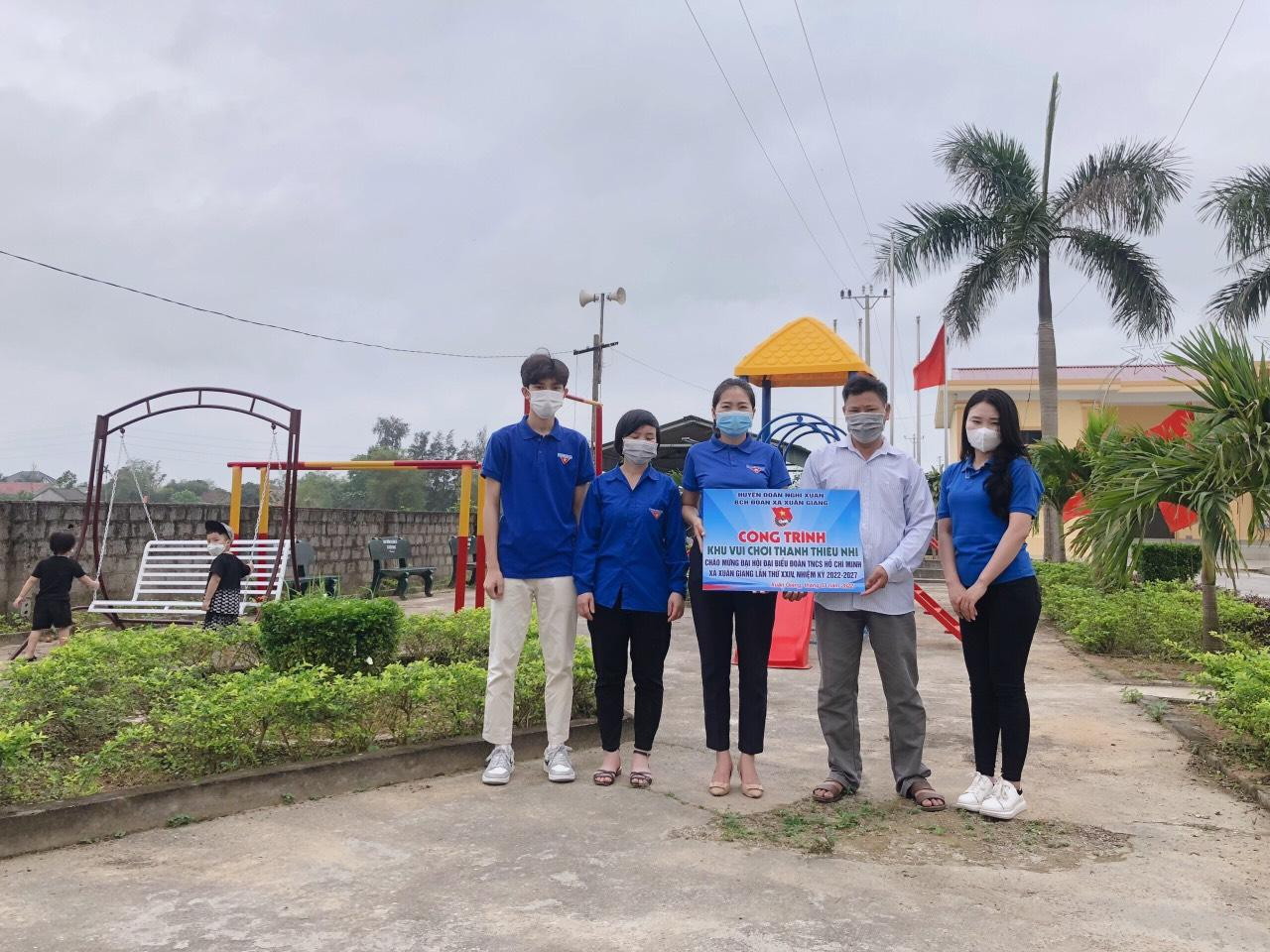 Đặc biệt trong ngày hôm nay ra mắt 5 Mô hình kinh tế Thanh niên, 18 vườn hoa thanh niên; tặng hơn 200 suất quà cho các em học sinh có hoàn cảnh khó khăn và trao tặng hơn 300 túi thuốc an sinh cho các F0 điều trị tại nhà.