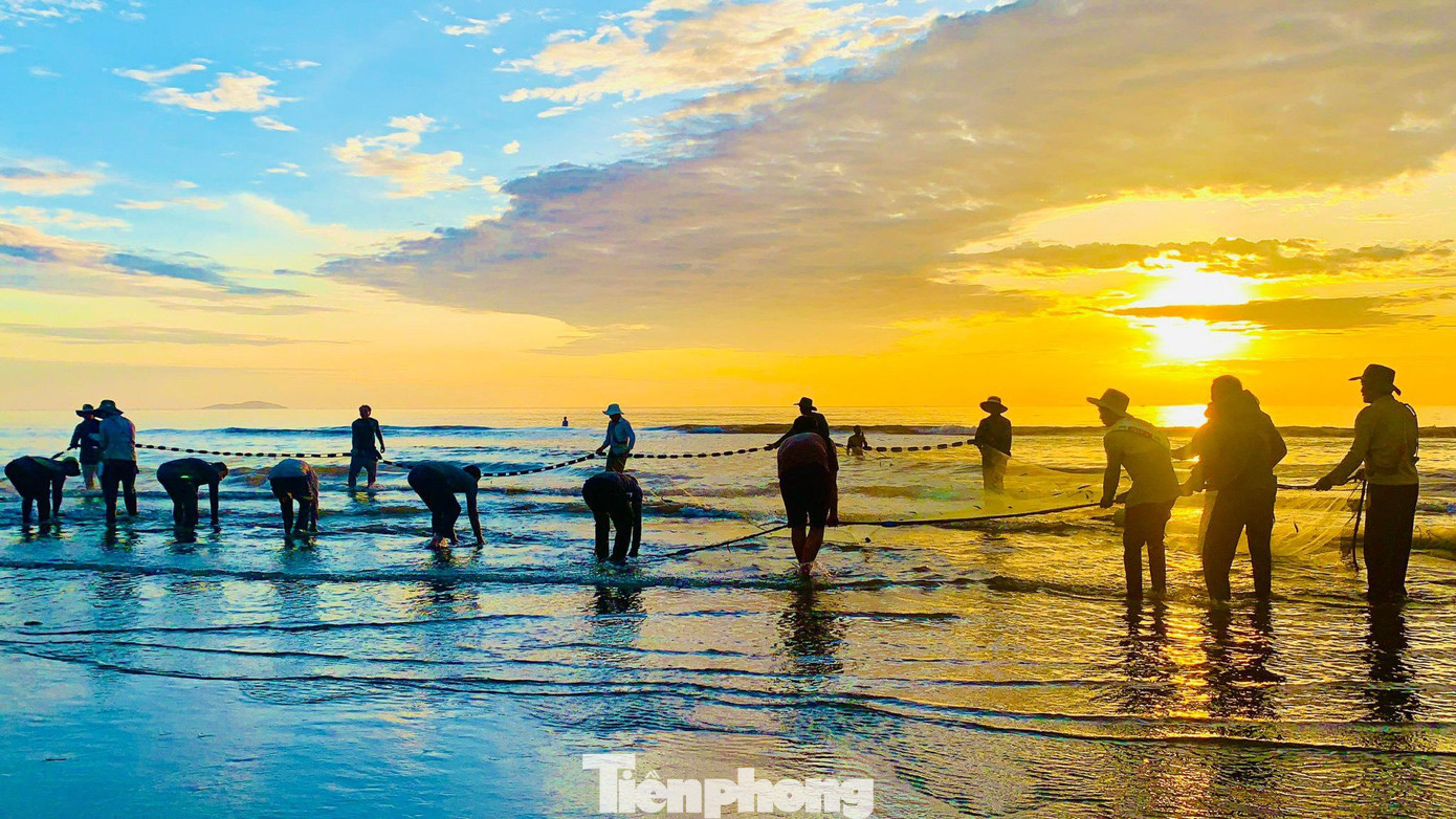 Ở mỗi đầu dây sẽ có 7- 10 người tham gia kéo lưới. Mỗi người dùng sức, bước nhịp đều theo nhau để kéo lưới vào bờ.