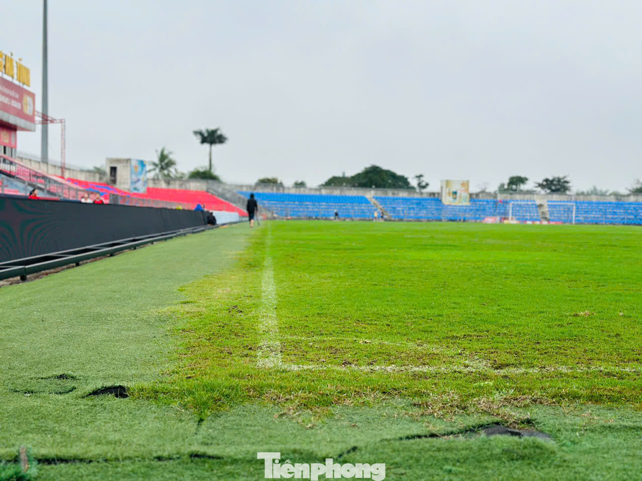 Trước việc tìm phương án khắc phục, Câu lạc bộ Hồng Lĩnh Hà Tĩnh đang có các giải pháp chăm sóc, duy tu bảo dưỡng mặt sân cỏ, tạm dừng các hoạt động tập luyện trên sân này. Trước việc tìm phương án khắc phục, Câu lạc bộ Hồng Lĩnh Hà Tĩnh đang có các giải pháp chăm sóc, duy tu bảo dưỡng mặt sân cỏ, tạm dừng các hoạt động tập luyện trên sân này.