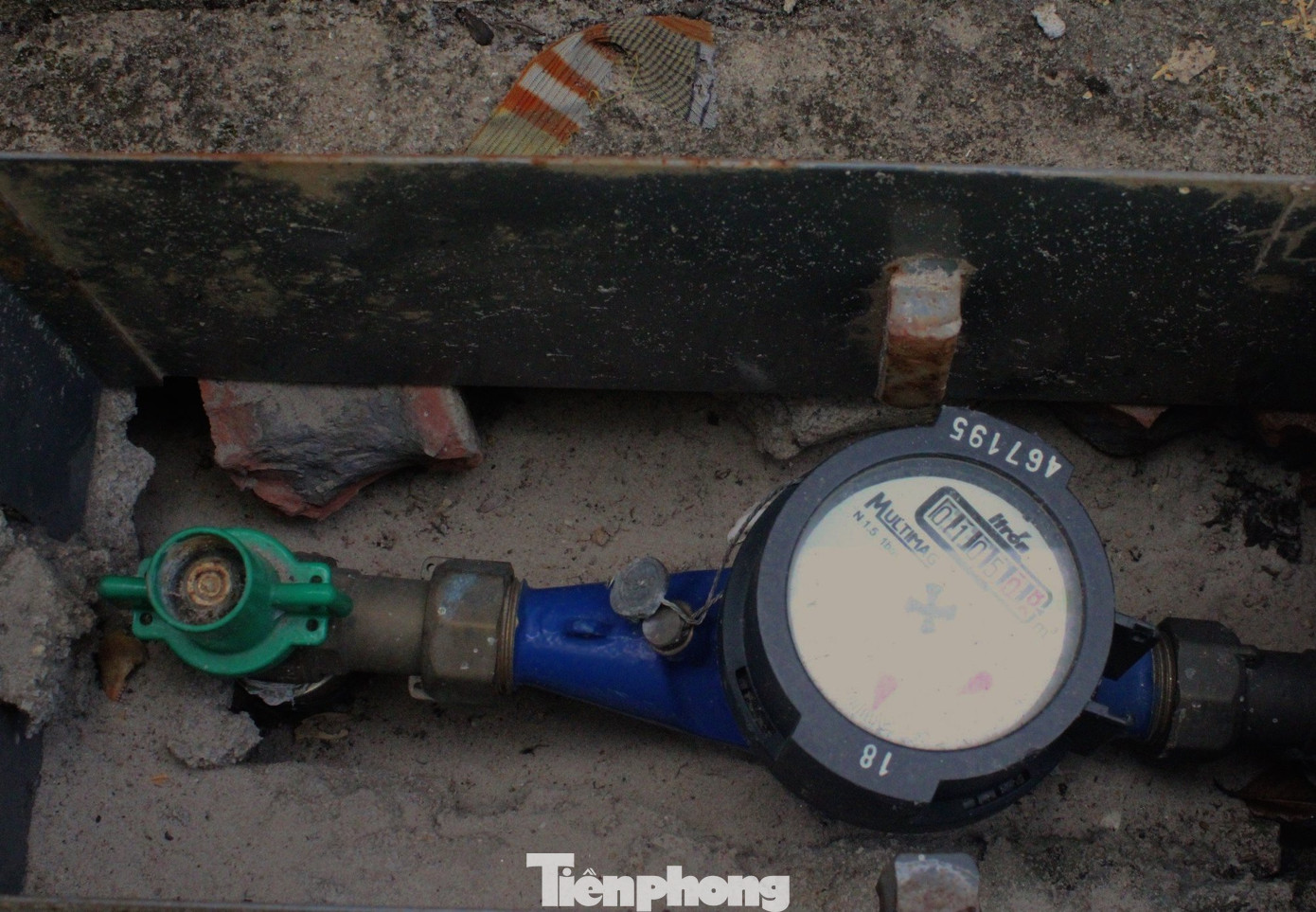 Hệ thống đồng hồ nước tại nhà dân.