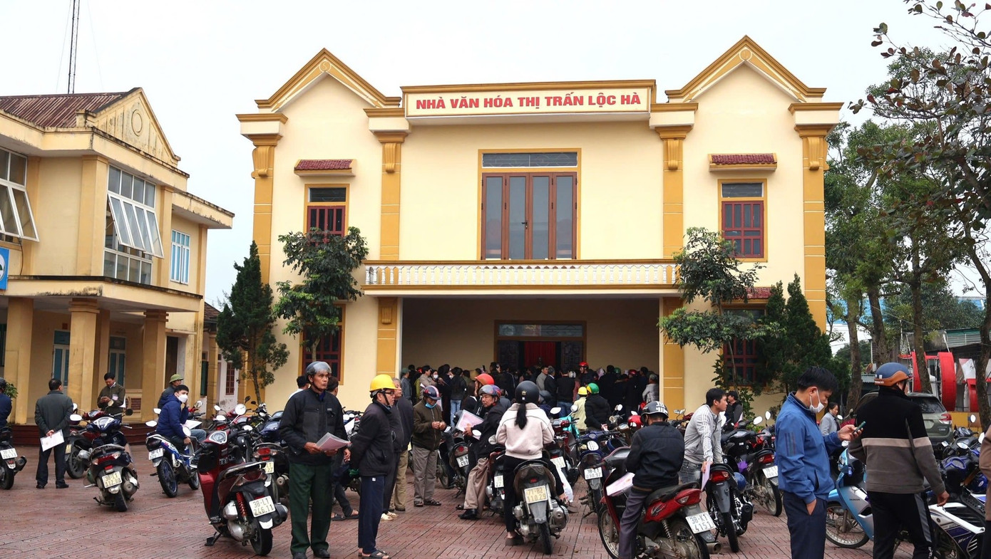 Người dân đổ xô đi đăng ký biến động giấy chứng nhận quyền sử dụng đất sau sáp nhập huyện. Người dân đổ xô đi đăng ký biến động giấy chứng nhận quyền sử dụng đất sau sáp nhập huyện.