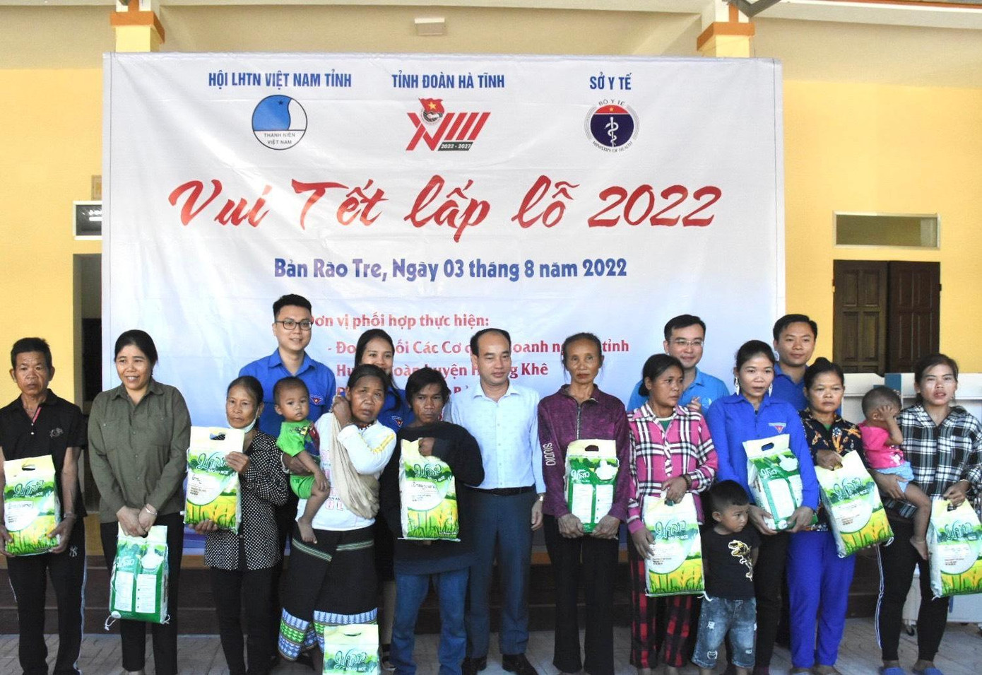 Trao tặng 47 suất quà là các nhu yếu phẩm cho người dân bản Rào Tre.