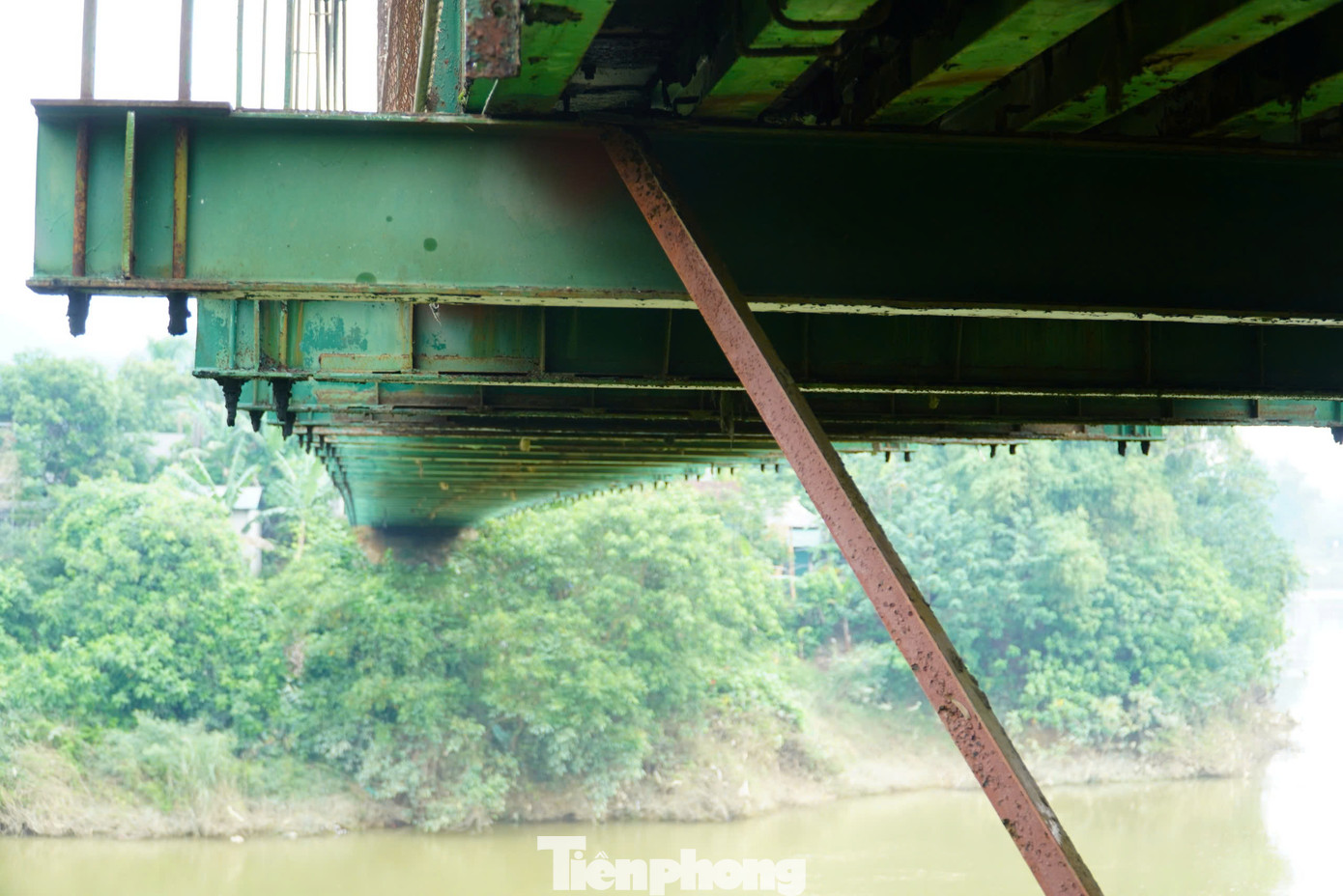 Cây cầu treo xuống cấp, nguy cơ đổ sập bất cứ lúc nào khiến người dân bất an mỗi khi qua cầu.