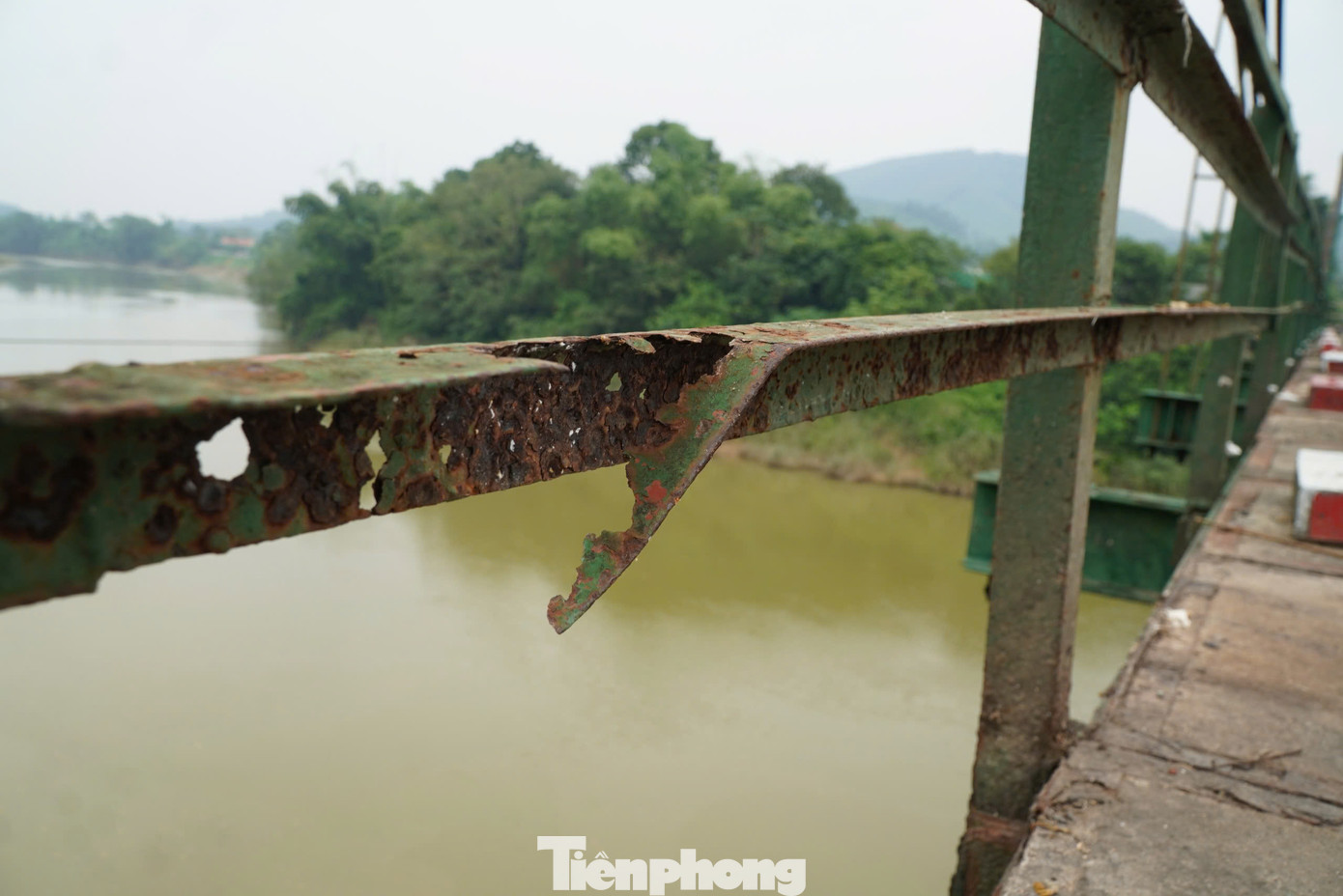 Ghi nhận tại đây, trụ sắt hai bên đầu cầu bị ô xy hoá, nhiều vị trí vỡ nát, gãy thành từng mảng. Phần mố neo đầu cầu bê tông bị nứt nẻ, bong tróc, hệ thống cáp treo, lan can, mặt cầu cũ kỹ, nhiều vị trí đã bị gỉ sét.