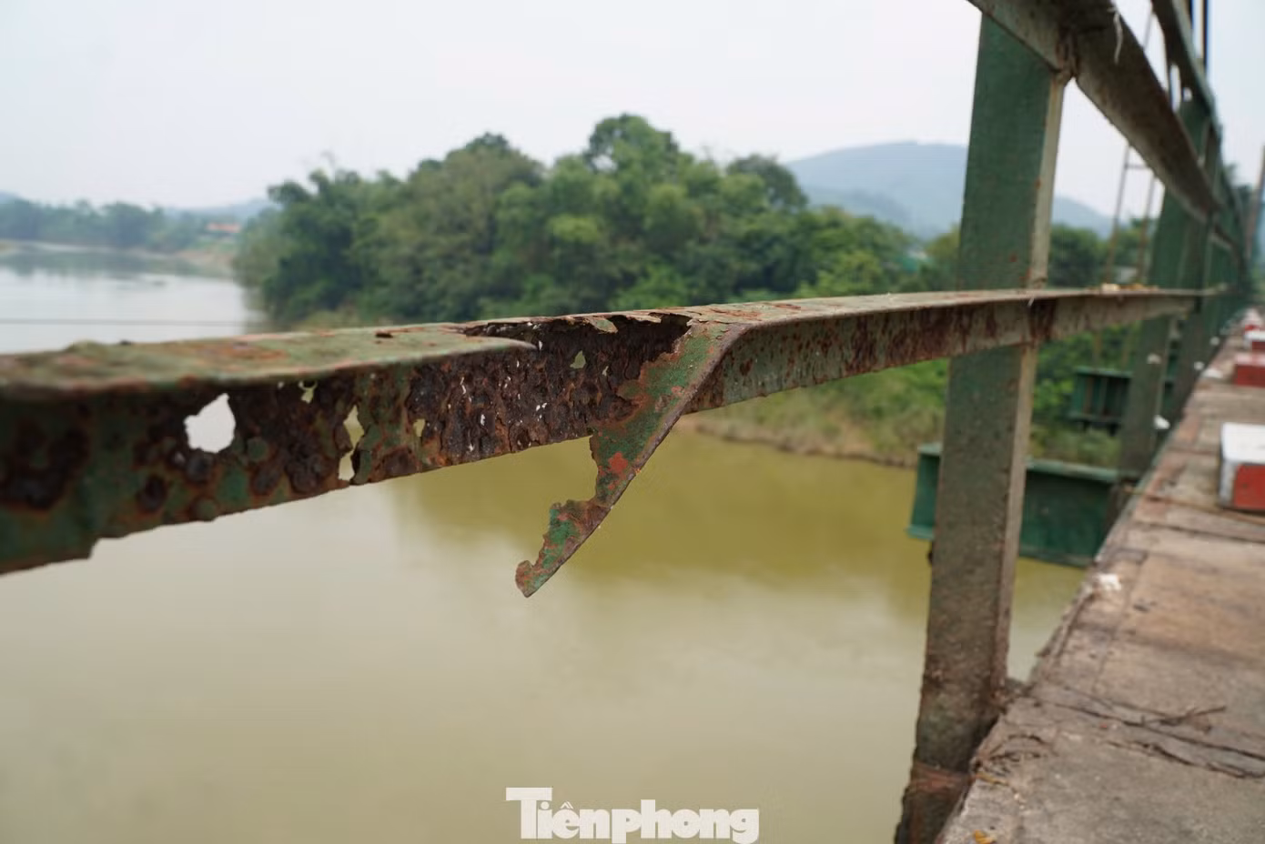 Ghi nhận tại đây, trụ sắt hai bên đầu cầu bị ô xy hoá, nhiều vị trí vỡ nát, gãy thành từng mảng. Phần mố neo đầu cầu bê tông bị nứt nẻ, bong tróc, hệ thống cáp treo, lan can, mặt cầu cũ kỹ, nhiều vị trí đã bị gỉ sét.