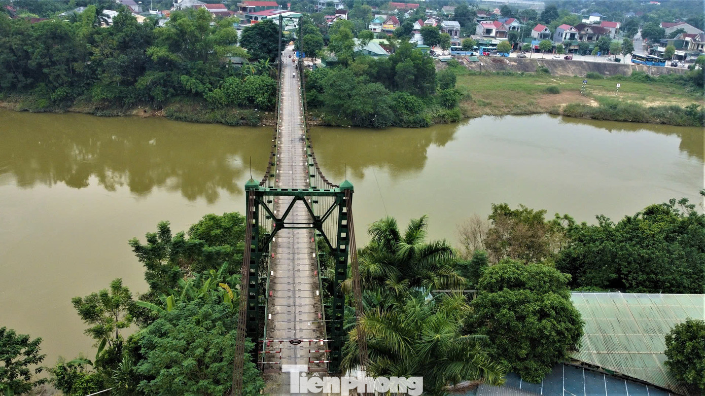 Cầu treo Chợ Bộng có chiều dài 120m, rộng hơn 4m. Mỗi ngày, hàng trăm lượt người qua lại cây cầu này.