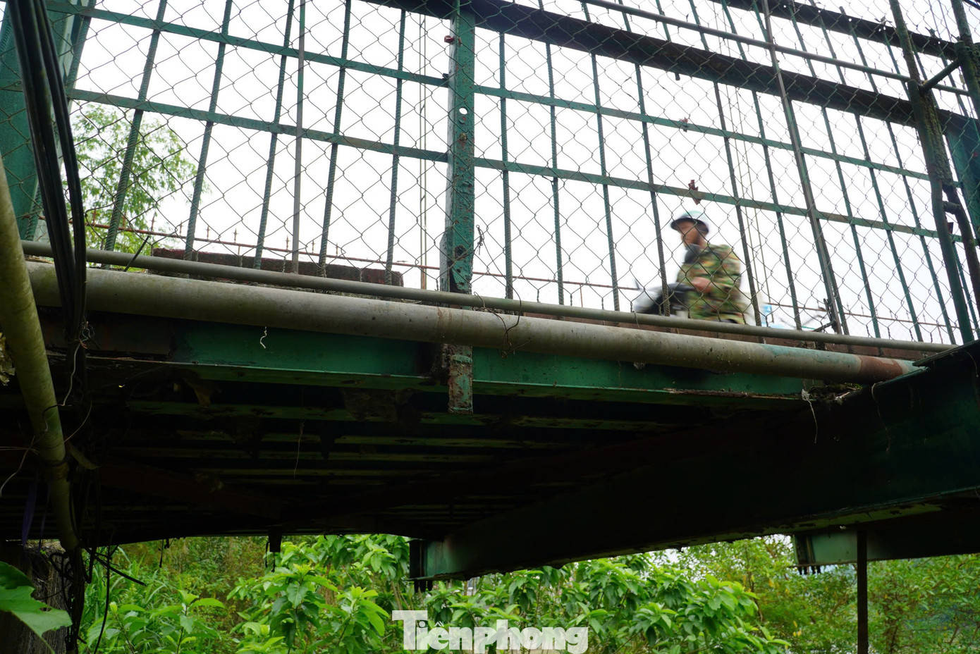 Cầu treo Chợ Bộng có chiều dài 120m, rộng hơn 4m. Mỗi ngày, hàng trăm lượt người qua lại cây cầu này.