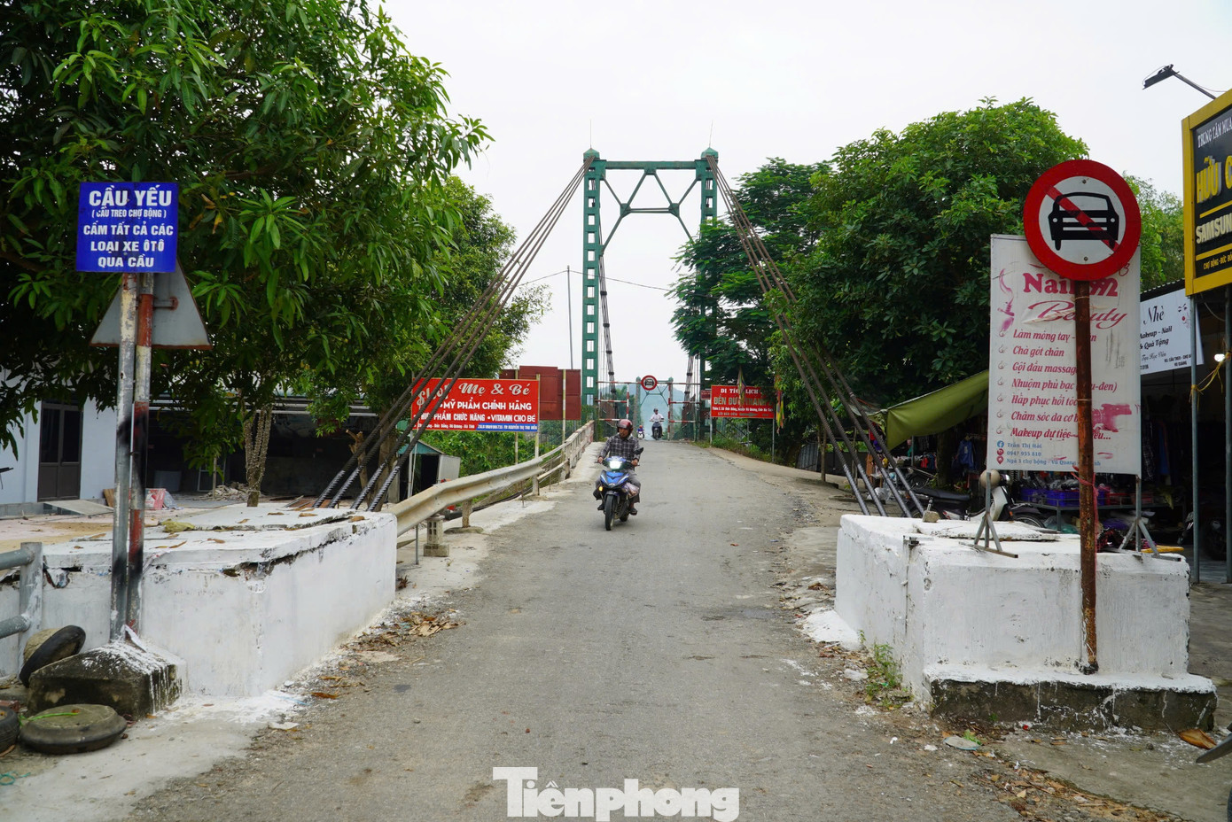 Năm 1996, cầu treo Chợ Bộng được xây dựng. Cây cầu bắc qua sông Ngàn Sâu nối xã Đức Lạng huyện Đức Thọ và xã Đức Bồng huyện Vũ Quang (tỉnh Hà Tĩnh). Sau gần 30 năm đưa vào sử dụng, cầu treo đã xuống cấp, vì không đảm bảo tải trọng lớn, ngành chức năng đã cấm ô tô lưu thông qua cầu.