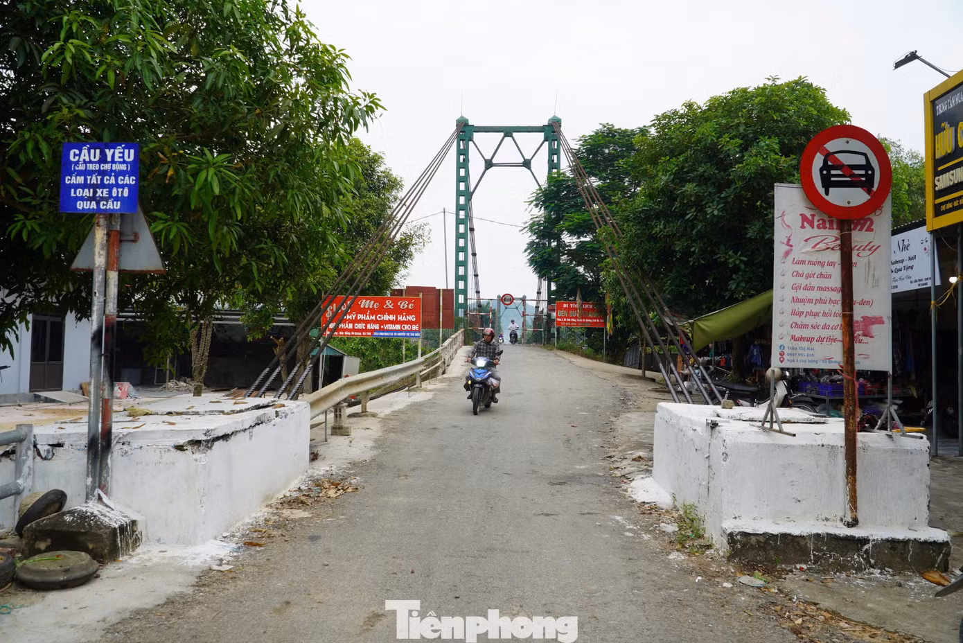 Năm 1996, cầu treo Chợ Bộng được xây dựng. Cây cầu bắc qua sông Ngàn Sâu nối xã Đức Lạng huyện Đức Thọ và xã Đức Bồng huyện Vũ Quang (tỉnh Hà Tĩnh). Sau gần 30 năm đưa vào sử dụng, cầu treo đã xuống cấp, vì không đảm bảo tải trọng lớn, ngành chức năng đã cấm ô tô lưu thông qua cầu.