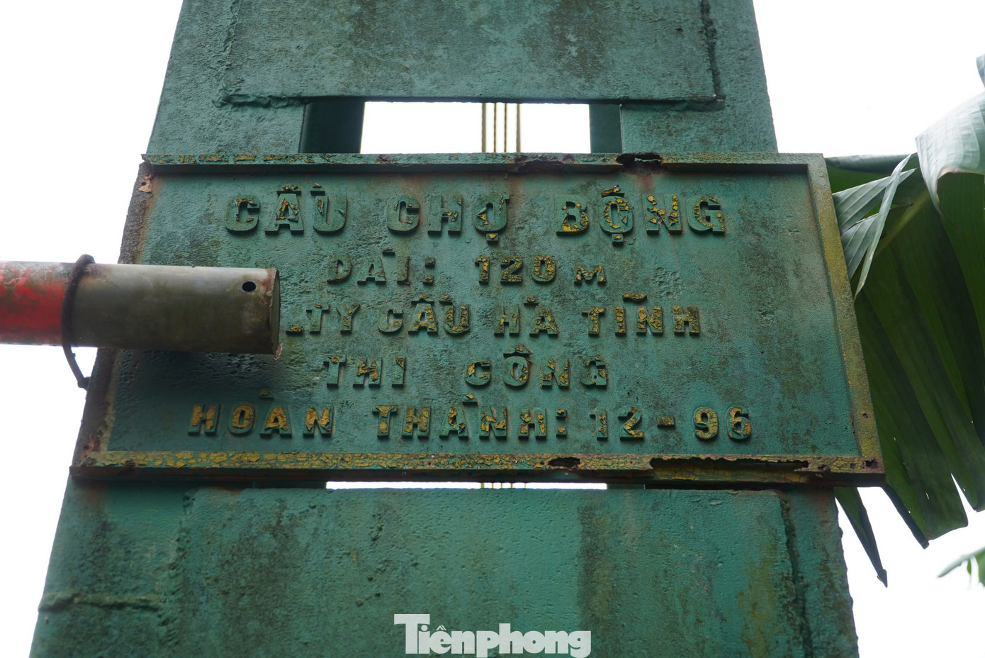 Mỗi lần xe di chuyển qua cây cầu có dấu hiệu rung lắc. Do cầu quá yếu, cơ quan chức năng đã cho cắm nhiều biển cảnh báo ở hai đầu cầu và dựng hàng rào cọc tiêu cấm xe ô tô lưu thông.