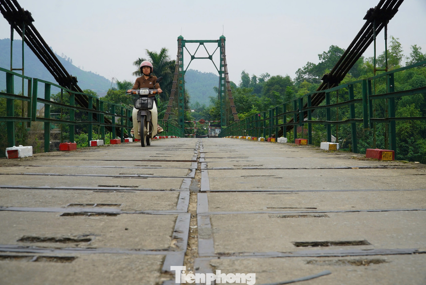"Tôi thường xuyên di chuyển qua cầu để đi chợ. Cầu xuống cấp cũng lo lắng, nhưng nếu đi con đường khác sẽ rất xa, nên đi qua đây tôi phải di chuyển chậm vì đi nhanh, đông người cầu rung lắc mạnh", bà Nguyễn Thị Tuyết (trú xã Đức Lạng, huyện Đức Thọ) chia sẻ.
