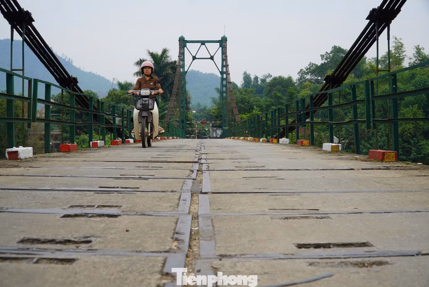 "Tôi thường xuyên di chuyển qua cầu để đi chợ. Cầu xuống cấp cũng lo lắng, nhưng nếu đi con đường khác sẽ rất xa, nên đi qua đây tôi phải di chuyển chậm vì đi nhanh, đông người cầu rung lắc mạnh", bà Nguyễn Thị Tuyết (trú xã Đức Lạng, huyện Đức Thọ) chia sẻ.