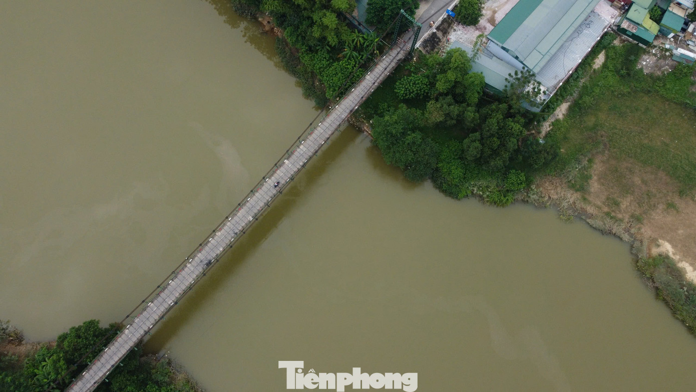Ngoài cây cầu xuống cấp thì địa chất ở chân cầu treo Chợ Bộng khá yếu. Cách đây ít năm, khu vực gần chân cầu từng bị sạt lở, tạo thành hàm ếch khiến người dân lo lắng.