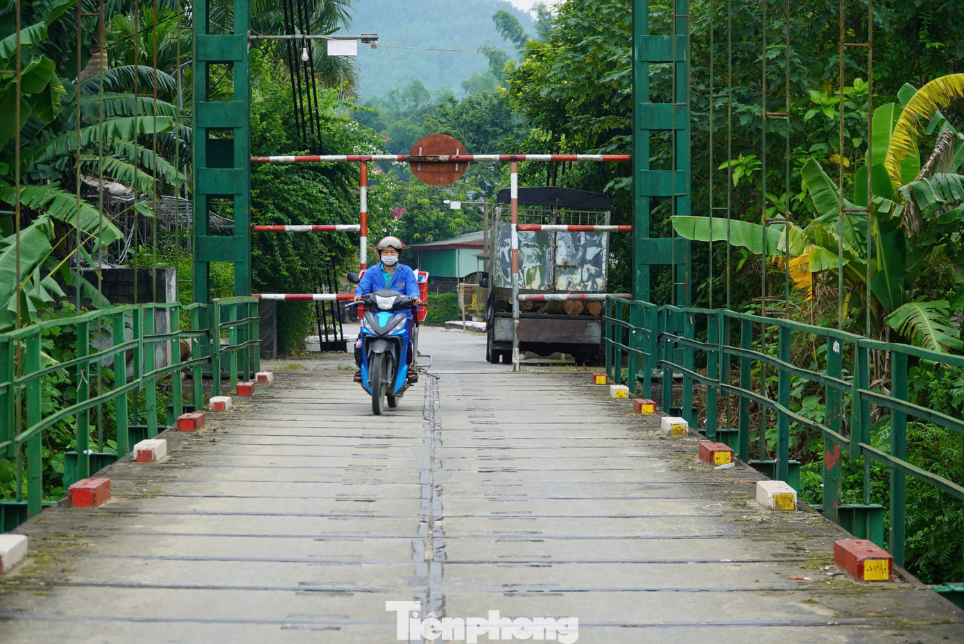 Tuy nhiên, đây là khu vực giao thương đến Chợ Bộng nên có lưu lượng người, xe máy, xe đạp đi lại rất đông.