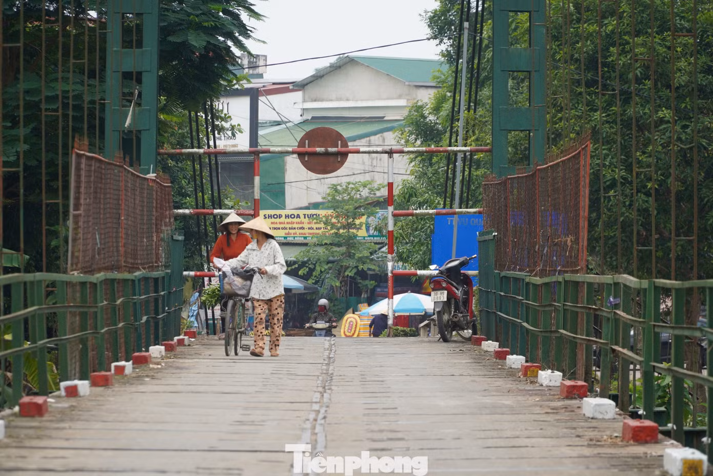 Tuy nhiên, đây là khu vực giao thương đến Chợ Bộng nên có lưu lượng người, xe máy, xe đạp đi lại rất đông.