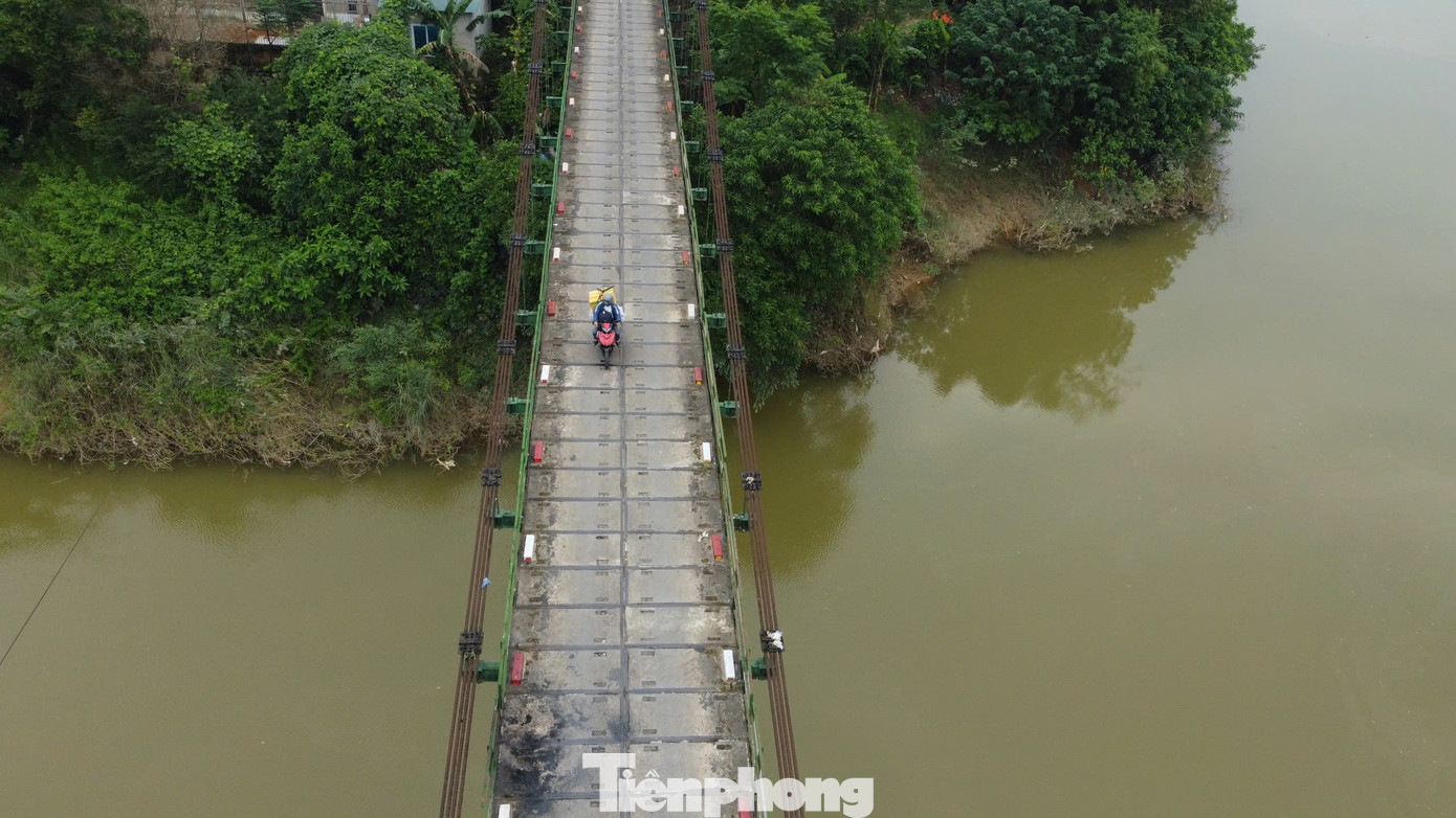 Cầu treo Chợ Bộng là một trong số rất ít cây cầu treo còn sử dụng ở Hà Tĩnh. Hiện, phần lan can hai bên cầu hoen gỉ.