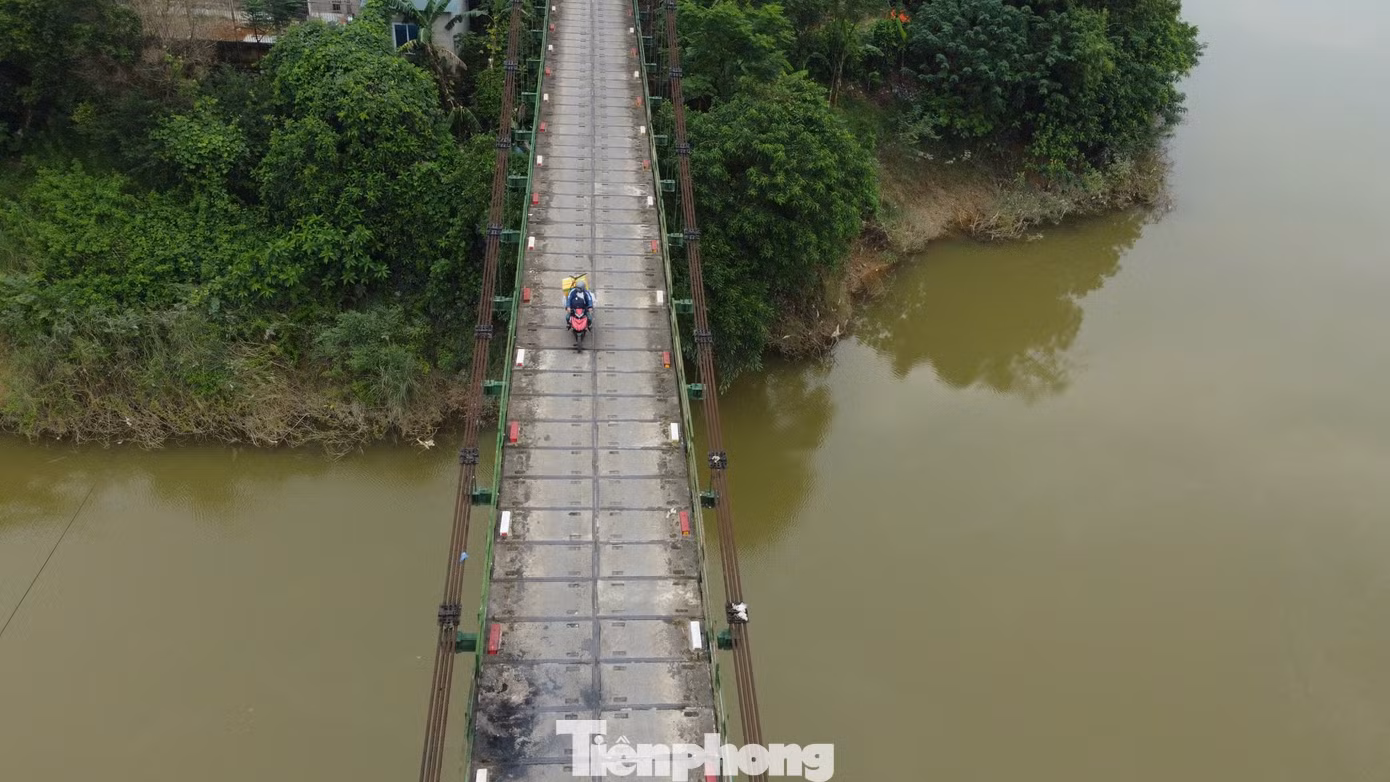 Cầu treo Chợ Bộng là một trong số rất ít cây cầu treo còn sử dụng ở Hà Tĩnh. Hiện, phần lan can hai bên cầu hoen gỉ.