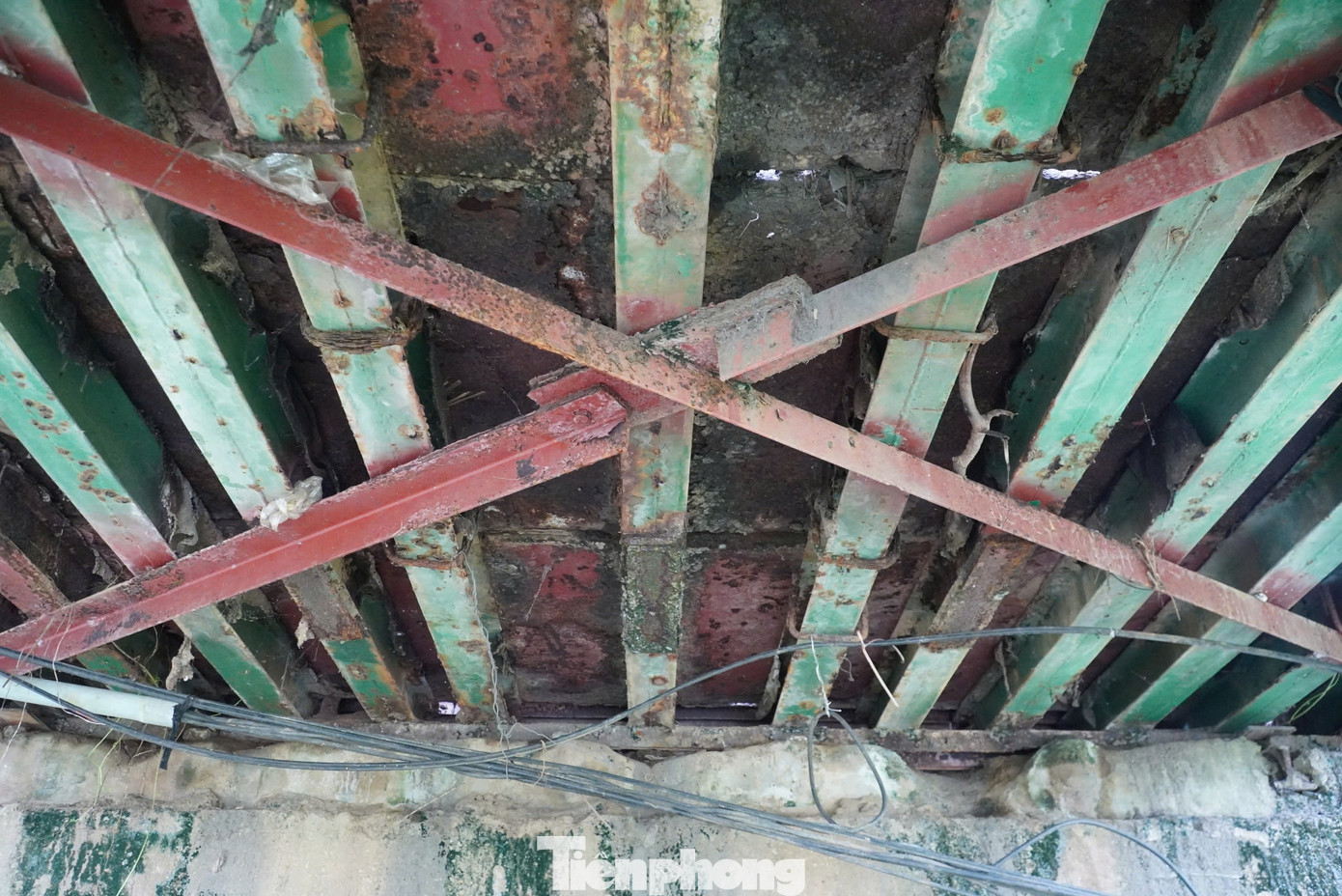 Cây cầu treo xuống cấp, nguy cơ đổ sập bất cứ lúc nào khiến người dân bất an mỗi khi qua cầu.