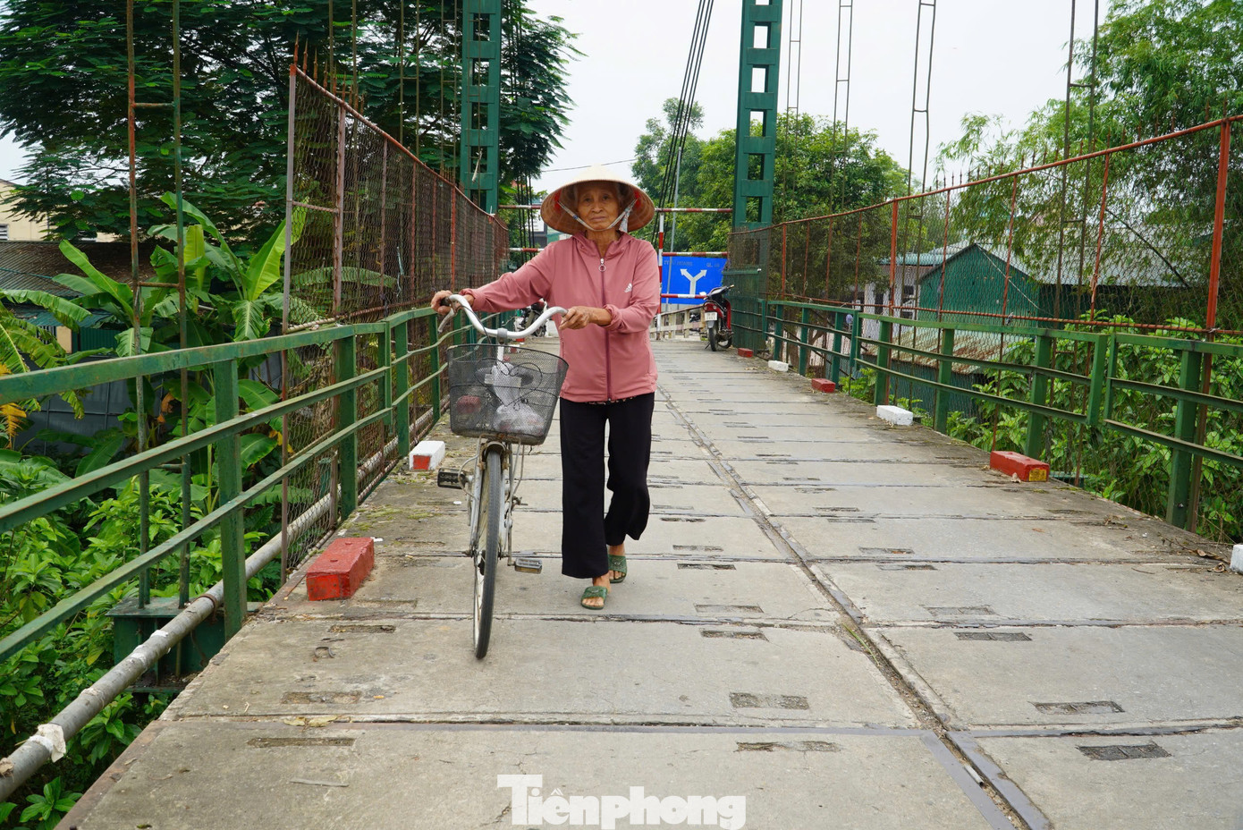 "Tôi thường xuyên di chuyển qua cầu để đi chợ. Cầu xuống cấp cũng lo lắng, nhưng nếu đi con đường khác sẽ rất xa, nên đi qua đây tôi phải di chuyển chậm vì đi nhanh, đông người cầu rung lắc mạnh", bà Nguyễn Thị Tuyết (trú xã Đức Lạng, huyện Đức Thọ) chia sẻ.