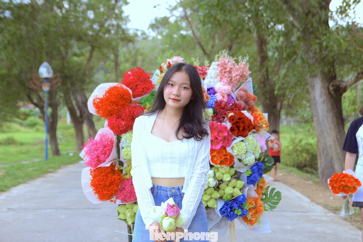 Mỗi người chụp hình bên xe hoa trong khoảng 5-10 phút trả phí 40 ngàn đồng.