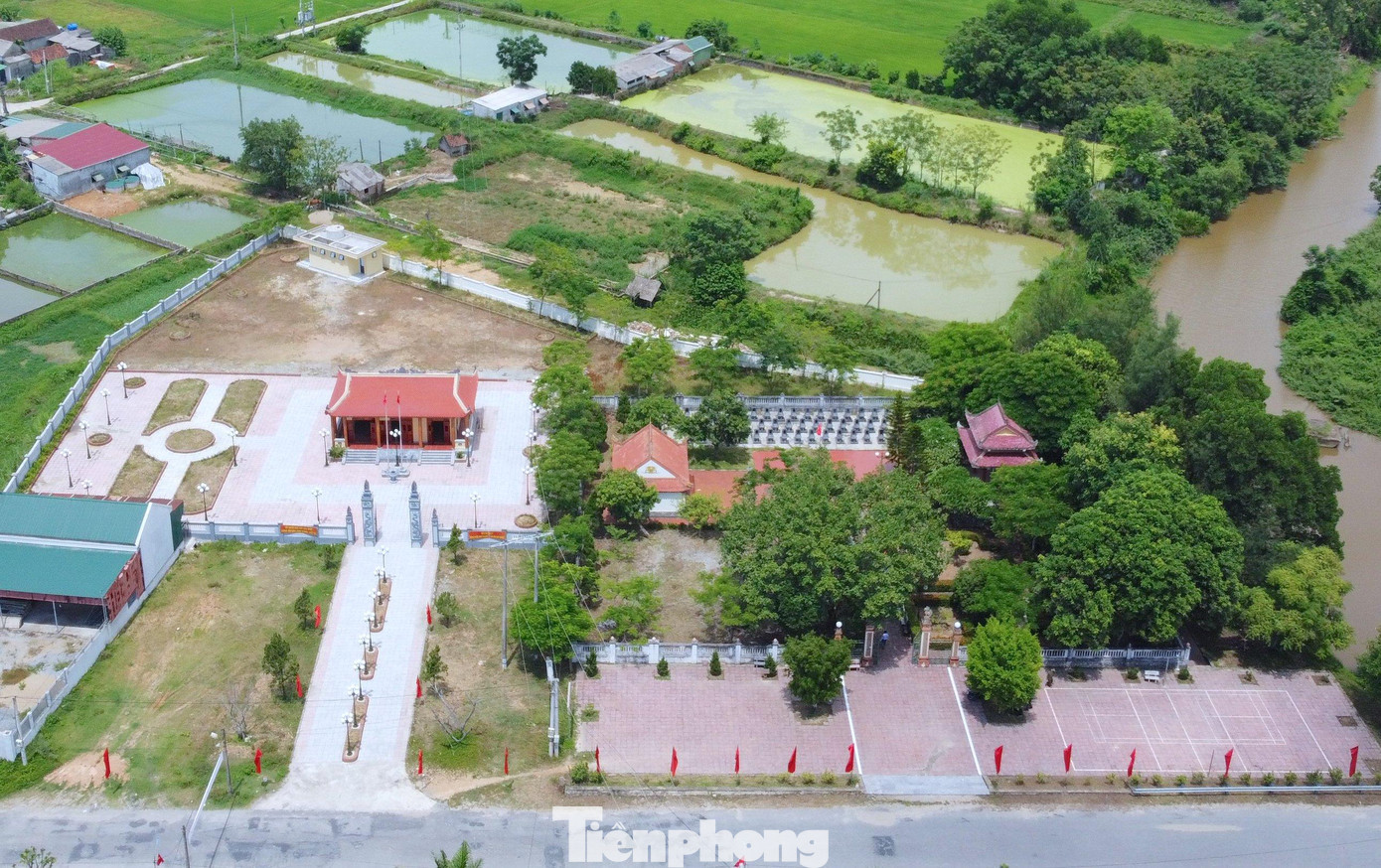 Năm 2005, Nhà bia - Miếu thờ các Liệt sĩ hy sinh tại cầu Nhe đã được xây dựng cách cầu Nhe chừng 50m. Đến năm 2014, UBND tỉnh công nhận Nhà bia - Miếu thờ Liệt sĩ cầu Nhe là Di tích lịch sử văn hóa cấp tỉnh.