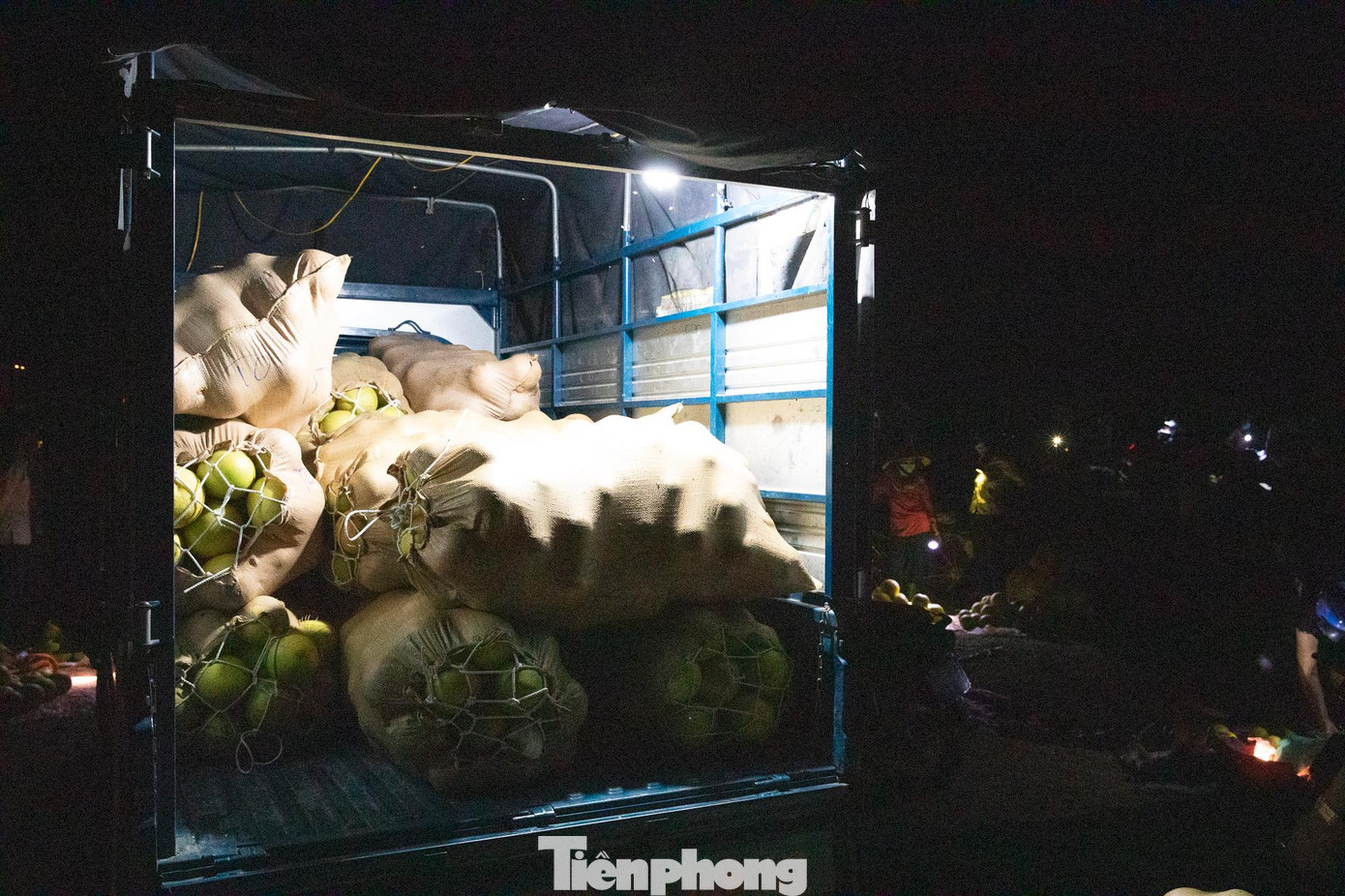 Từ 17h đến 1h sáng hôm sau, người dân ở khắp vùng chở những xe bưởi lên tập trung tại một góc ở Ga Hương Phố (thị trấn Hương Khê) để bán.