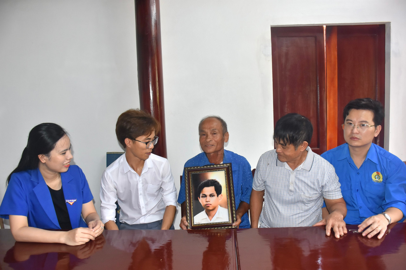 Nhân dịp kỷ niệm 109 năm ngày sinh Người đoàn viên thanh niên cộng sản đầu tiên, Ban Thường vụ Tỉnh Đoàn Hà Tĩnh phối hợp với nhóm Team Lee đã phục chế màu bức ảnh chân dung và trao tặng cho thân nhân Anh hùng liệt sĩ Lý Tự Trọng và Ban quản lý Khu tưởng niệm Lý Tự Trọng.