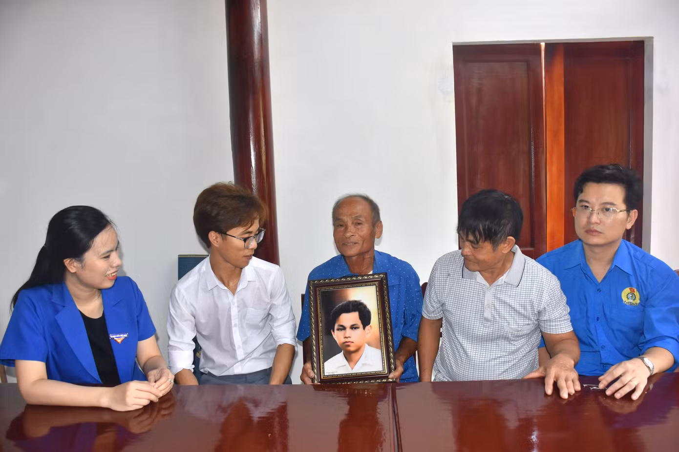 Nhân dịp kỷ niệm 109 năm ngày sinh Người đoàn viên thanh niên cộng sản đầu tiên, Ban Thường vụ Tỉnh Đoàn Hà Tĩnh phối hợp với nhóm Team Lee đã phục chế màu bức ảnh chân dung và trao tặng cho thân nhân Anh hùng liệt sĩ Lý Tự Trọng và Ban quản lý Khu tưởng niệm Lý Tự Trọng.