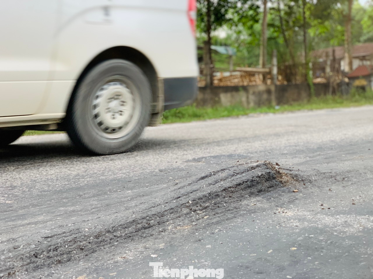 Đường nhấp nhô “sống trâu” gây nguy hiểm cho người tham gia giao thông.