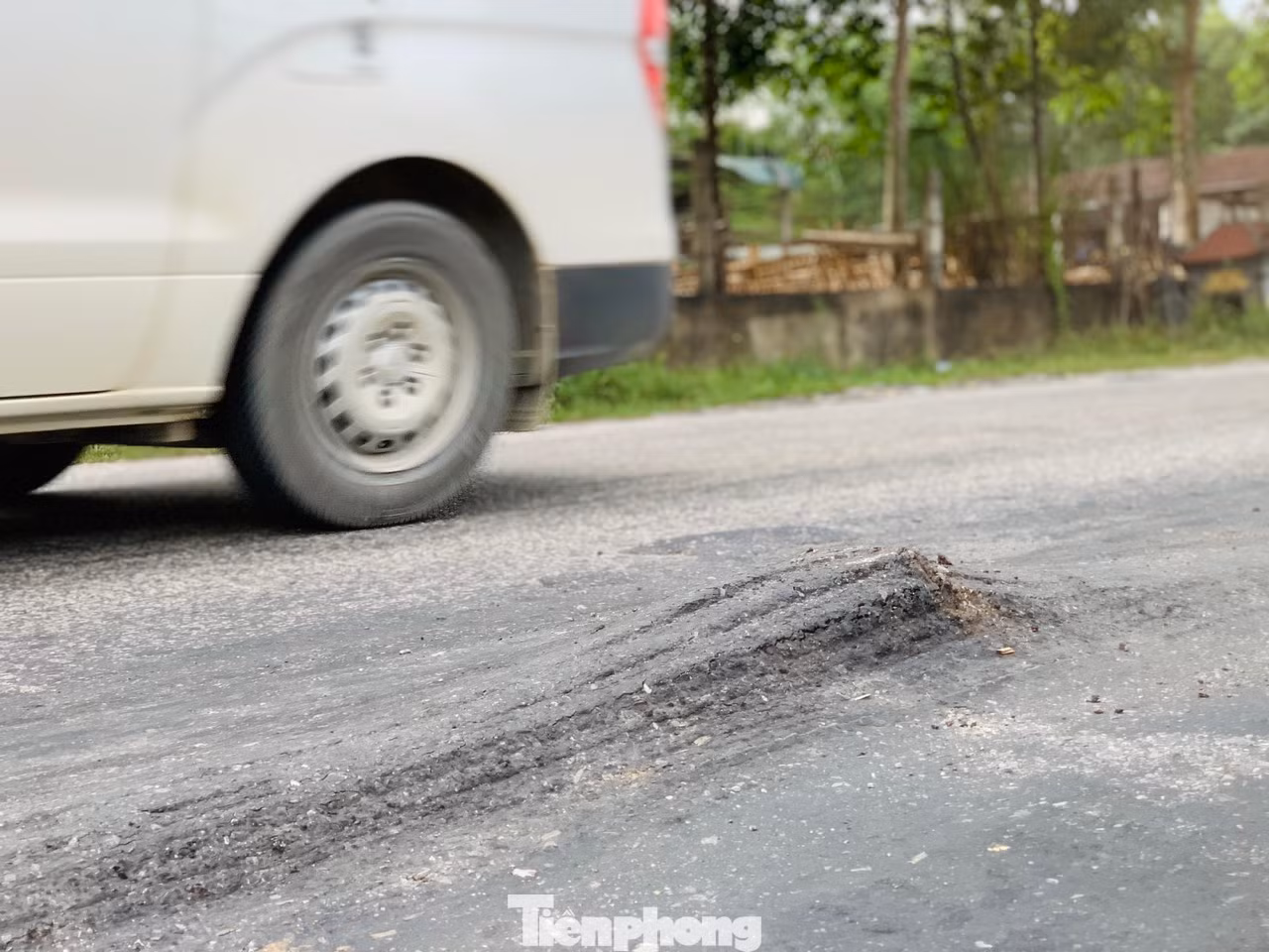Đường nhấp nhô “sống trâu” gây nguy hiểm cho người tham gia giao thông.
