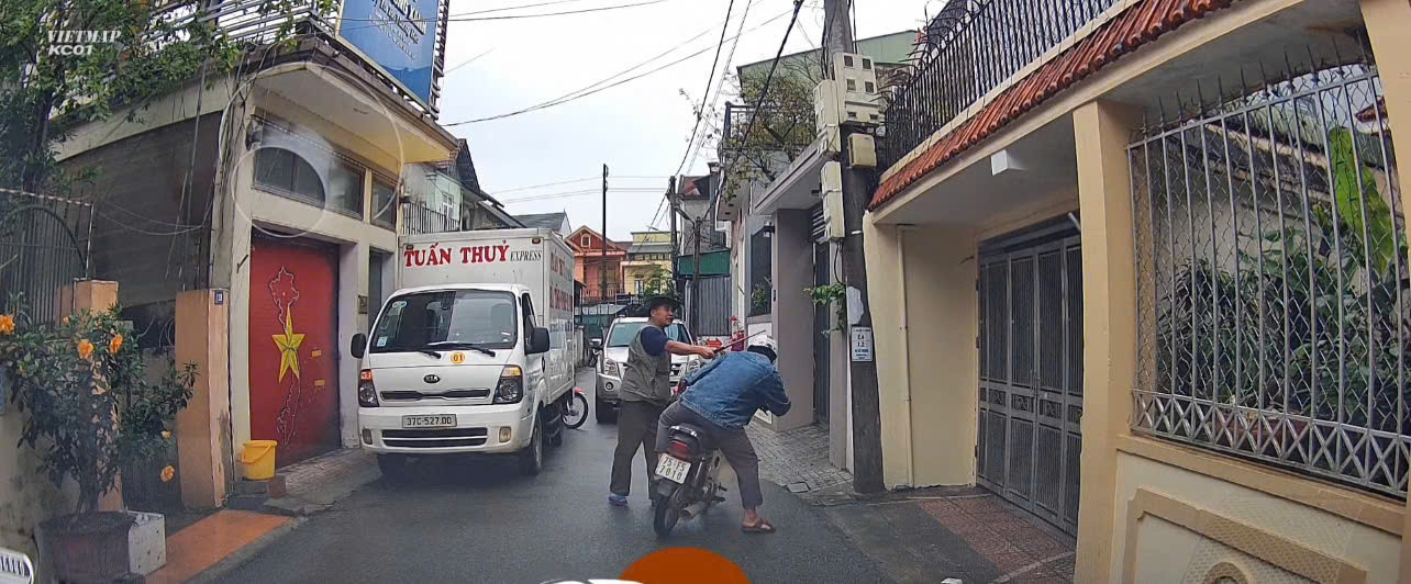 Đỗ xe chắn hết đường đi, tài xế Võ Thế S. còn cầm gậy ba khúc đe doạ, đánh người đi xe máy là ông P. khi bị than phiền. Ảnh cắt từ clip Đỗ xe chắn hết đường đi, tài xế Võ Thế S. còn cầm gậy ba khúc đe doạ, đánh người đi xe máy là ông P. khi bị than phiền. Ảnh cắt từ clip