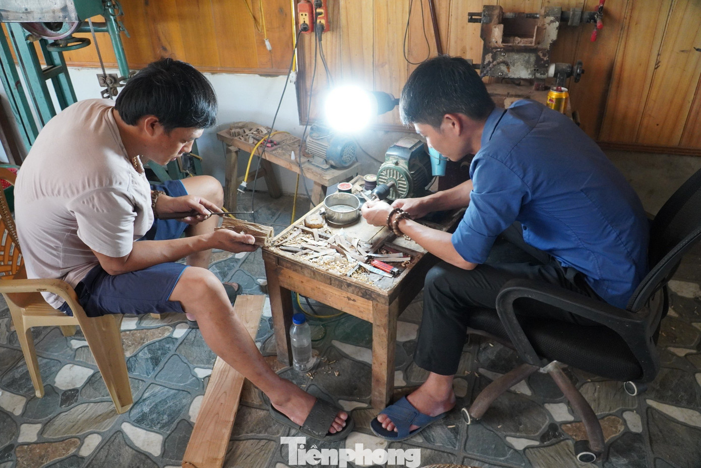 Nhiều cơ sở chế tác sản phẩm trầm hương tại nhà.